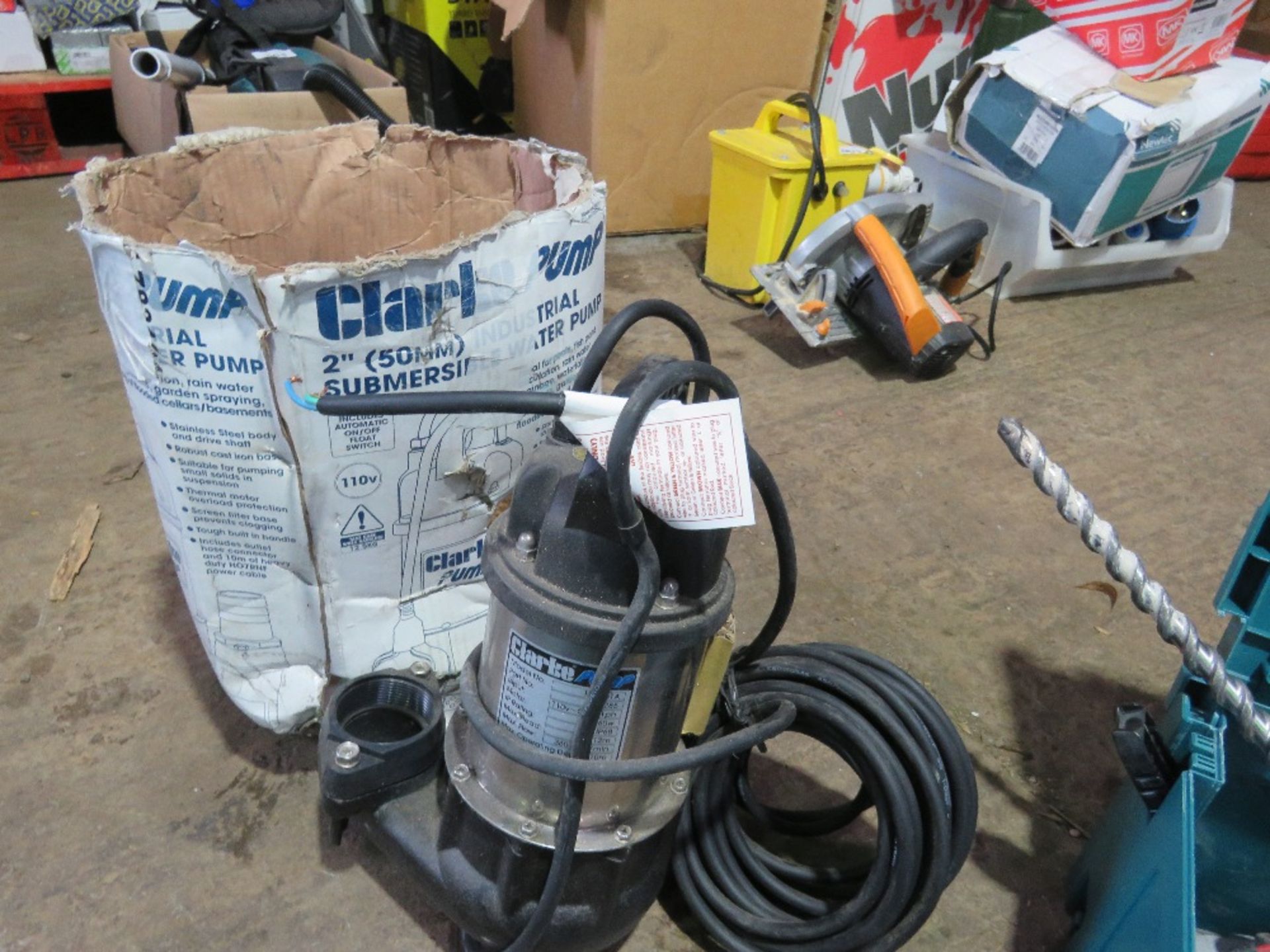SUBMERSIBLE PUMP 110V AND BAG OF SUNDRIES. - Image 4 of 5