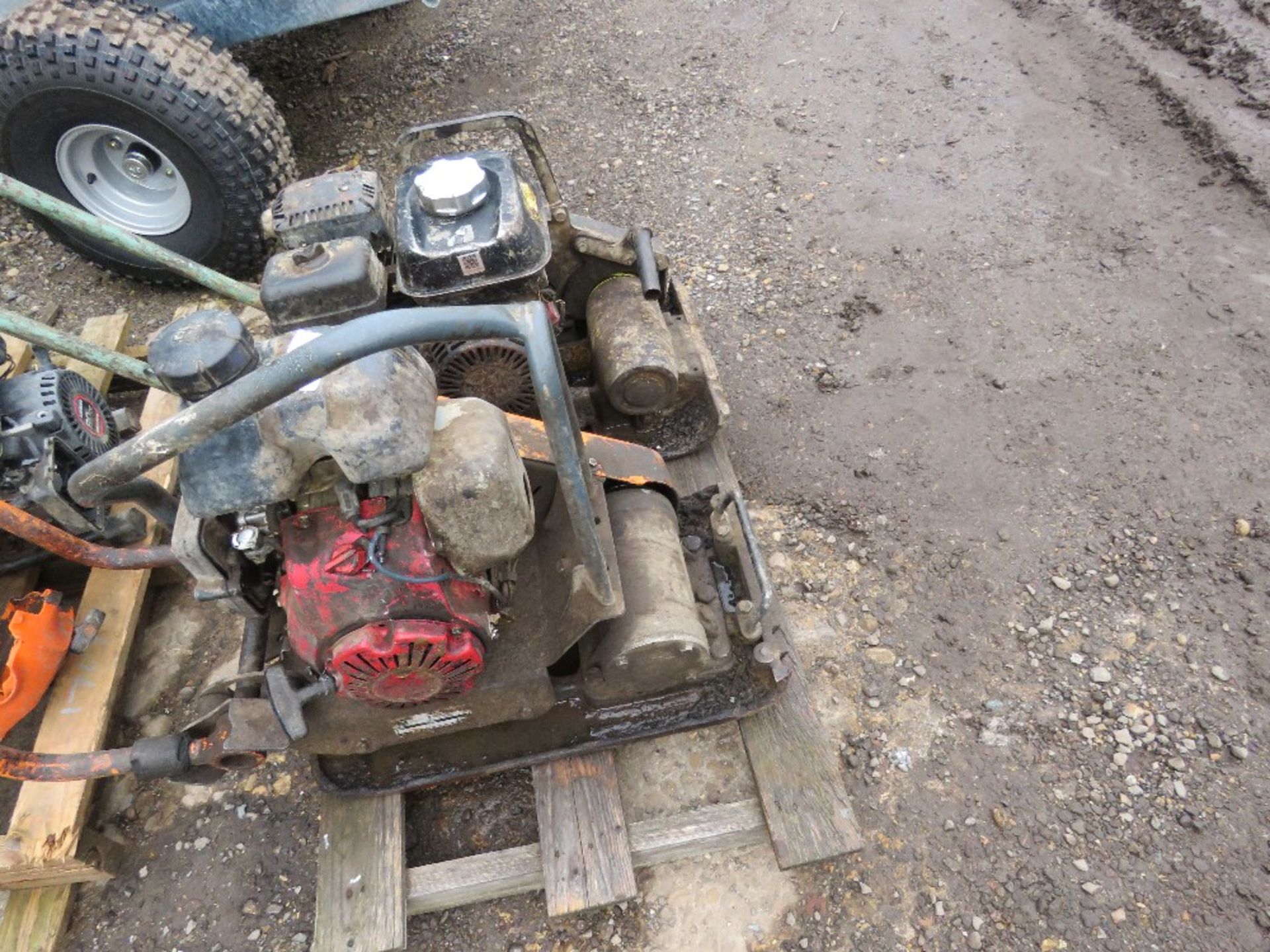 2 X PETROL ENGINED COMPACTION PLATES. THIS LOT IS SOLD UNDER THE AUCTIONEERS MARGIN SCHEME, THERE - Image 3 of 3