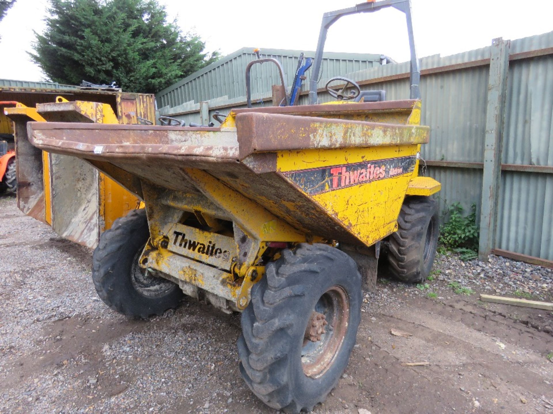 THWAITES 4 TONNE DIESEL ENGINED DUMPER. YEAR 2000 BUILD. 1725 REC. HOURS, PERKINS ENGINE. WHEN TESTE - Image 3 of 7