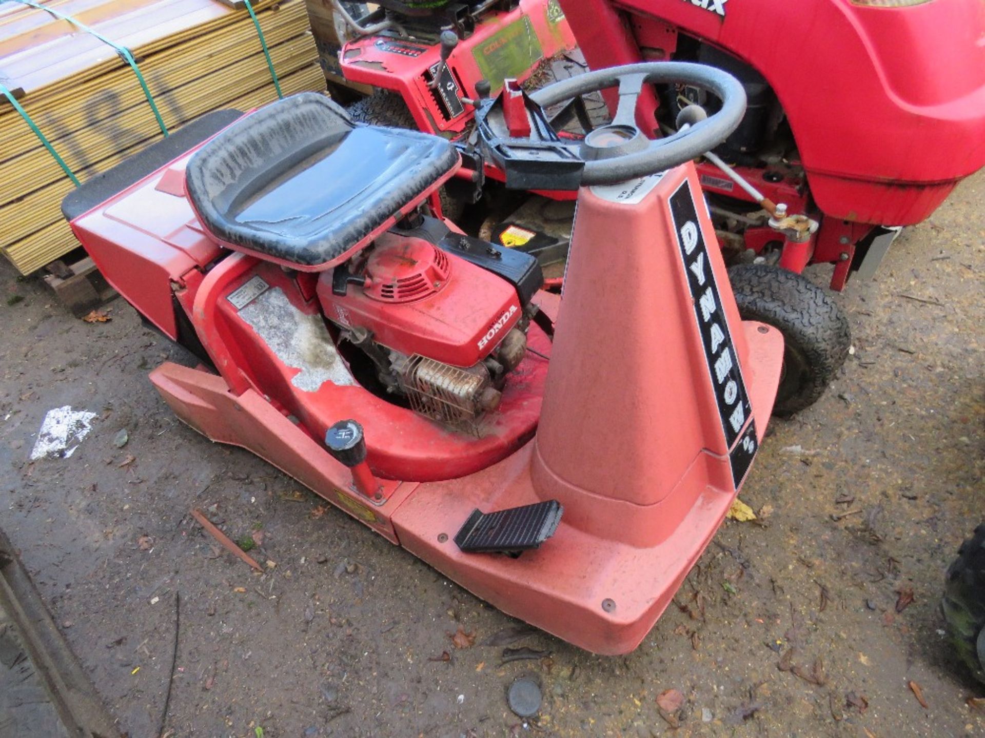 DYNAMOW HONDA POWERED MOWER. THIS LOT IS SOLD UNDER THE AUCTIONEERS MARGIN SCHEME, THEREFORE NO - Image 2 of 3