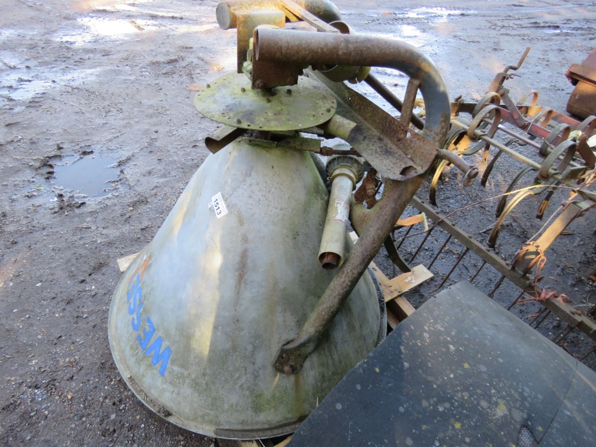 WESSEX 300 SMALL SIZED FERTILISER SPREADER. THIS LOT IS SOLD UNDER THE AUCTIONEERS MARGIN SCHEME - Image 4 of 4