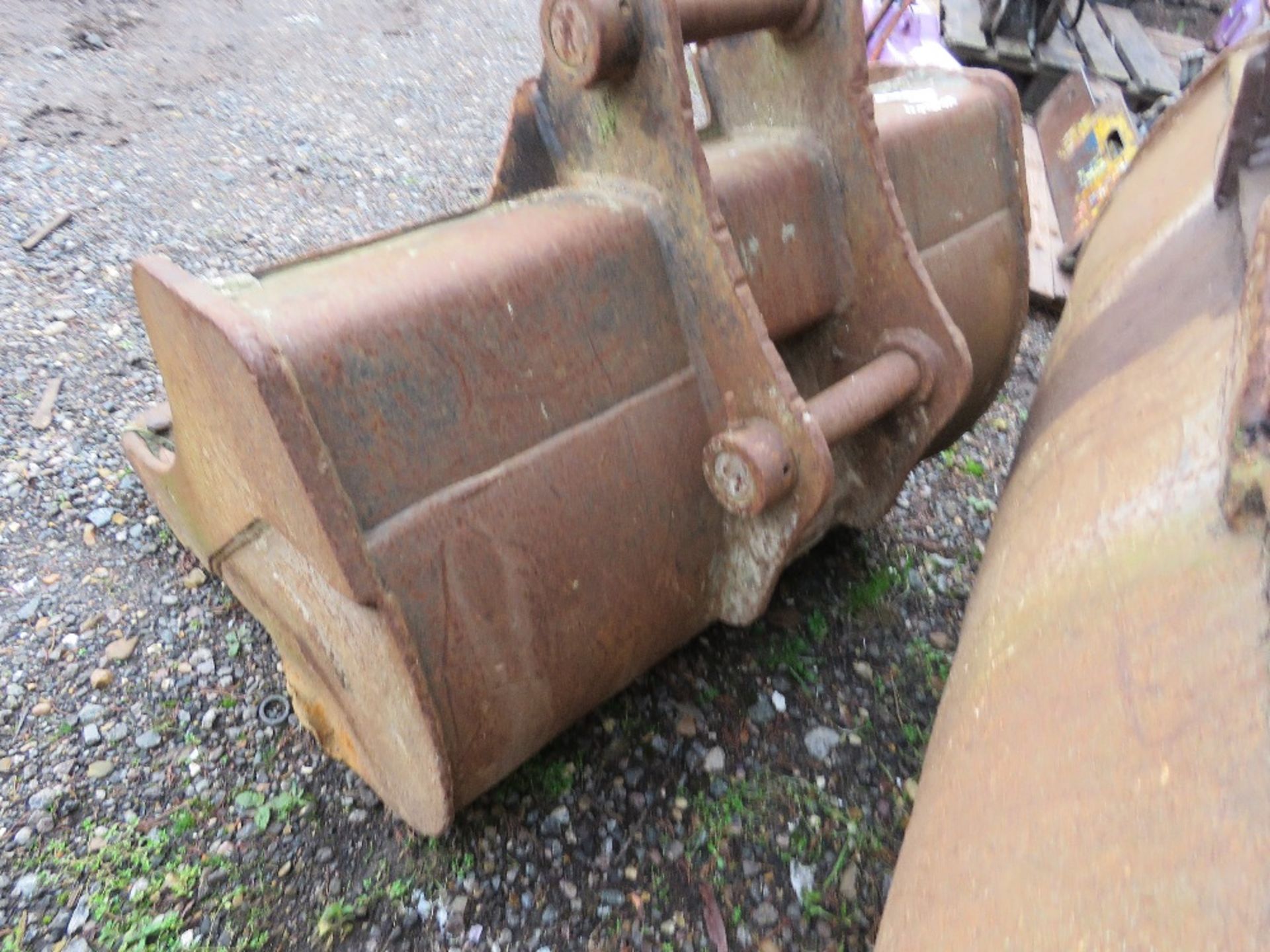 3FT WIDE EXCAVATOR BUCKET ON 45MM PINS. THIS LOT IS SOLD UNDER THE AUCTIONEERS MARGIN SCHEME, TH - Image 3 of 3