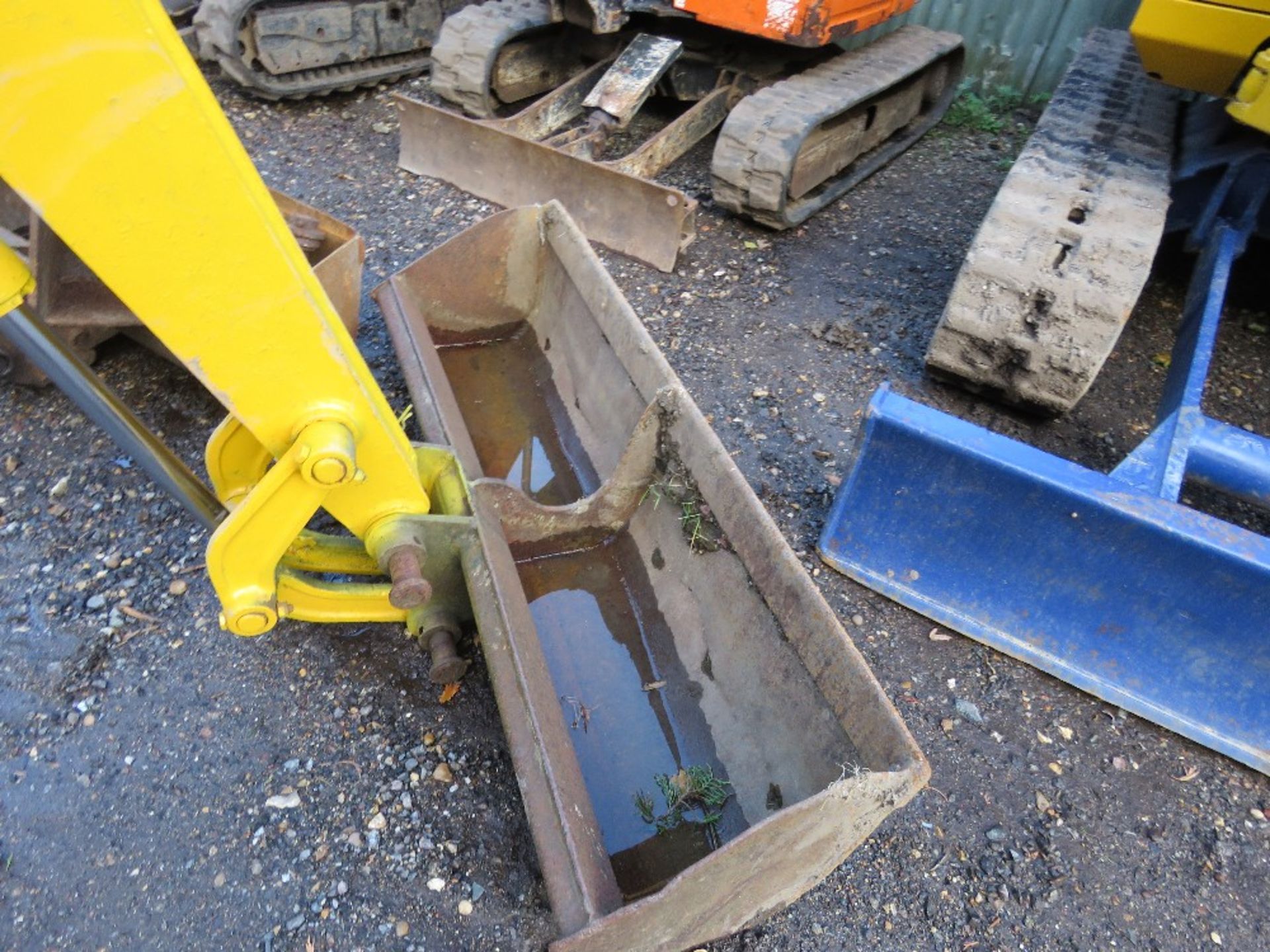 KOMATSU PC20 RUBBER TRACKED MINI DIGGER WITH BUCKETS. SN: F10413. WHEN TESTED WAS SEEN TO DRIVE, SLE - Image 3 of 17