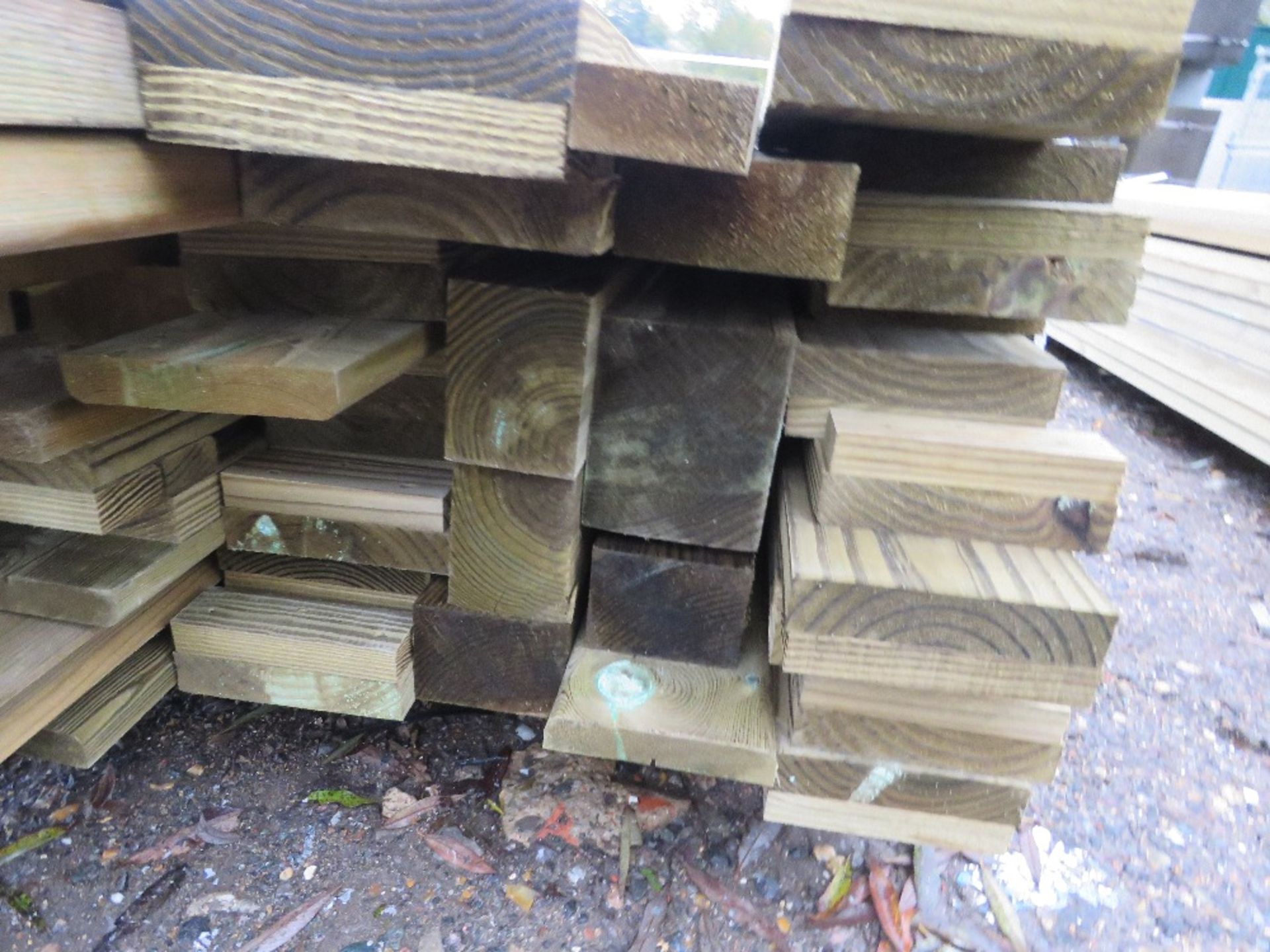 PACK OF ASSORTED FENCING TIMBERS AND POSTS. - Image 3 of 3