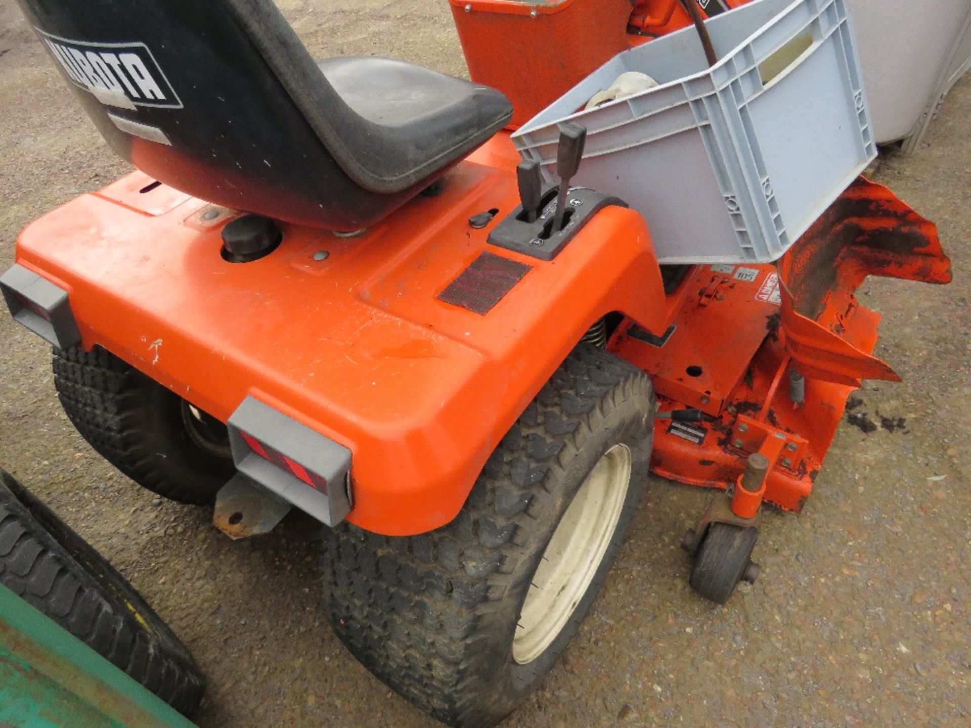 KUBOTA G1700 HST DIESEL RIDE ON MOWER. ENGINE PARTLY STRIPPED, AS SHOWN, SOLD AS UNTESTED/SPARES/REP - Image 3 of 8