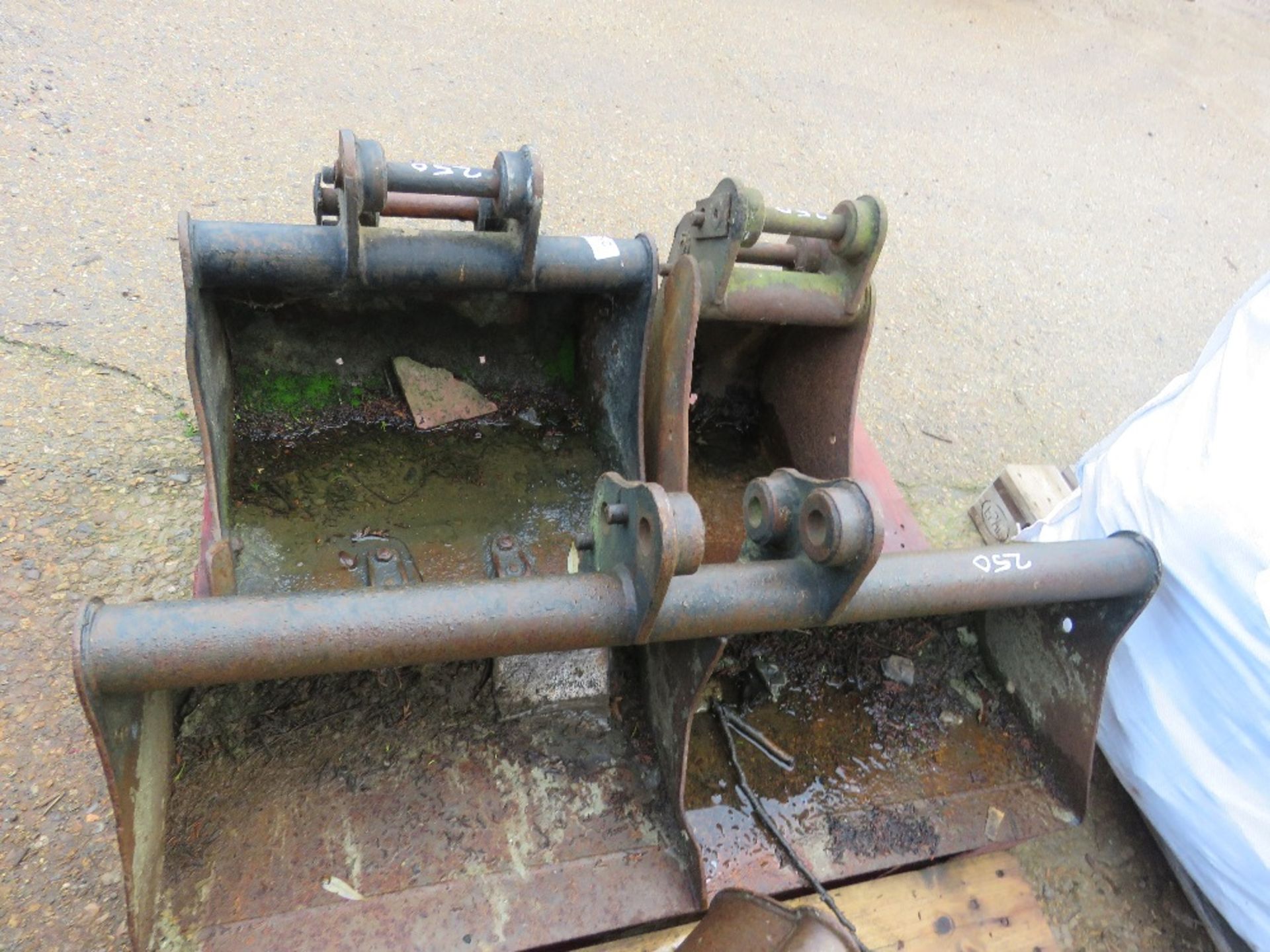 3 X EXCAVATOR BUCKETS ON 35MM PINS. THIS LOT IS SOLD UNDER THE AUCTIONEERS MARGIN SCHEME, THEREF - Image 4 of 4