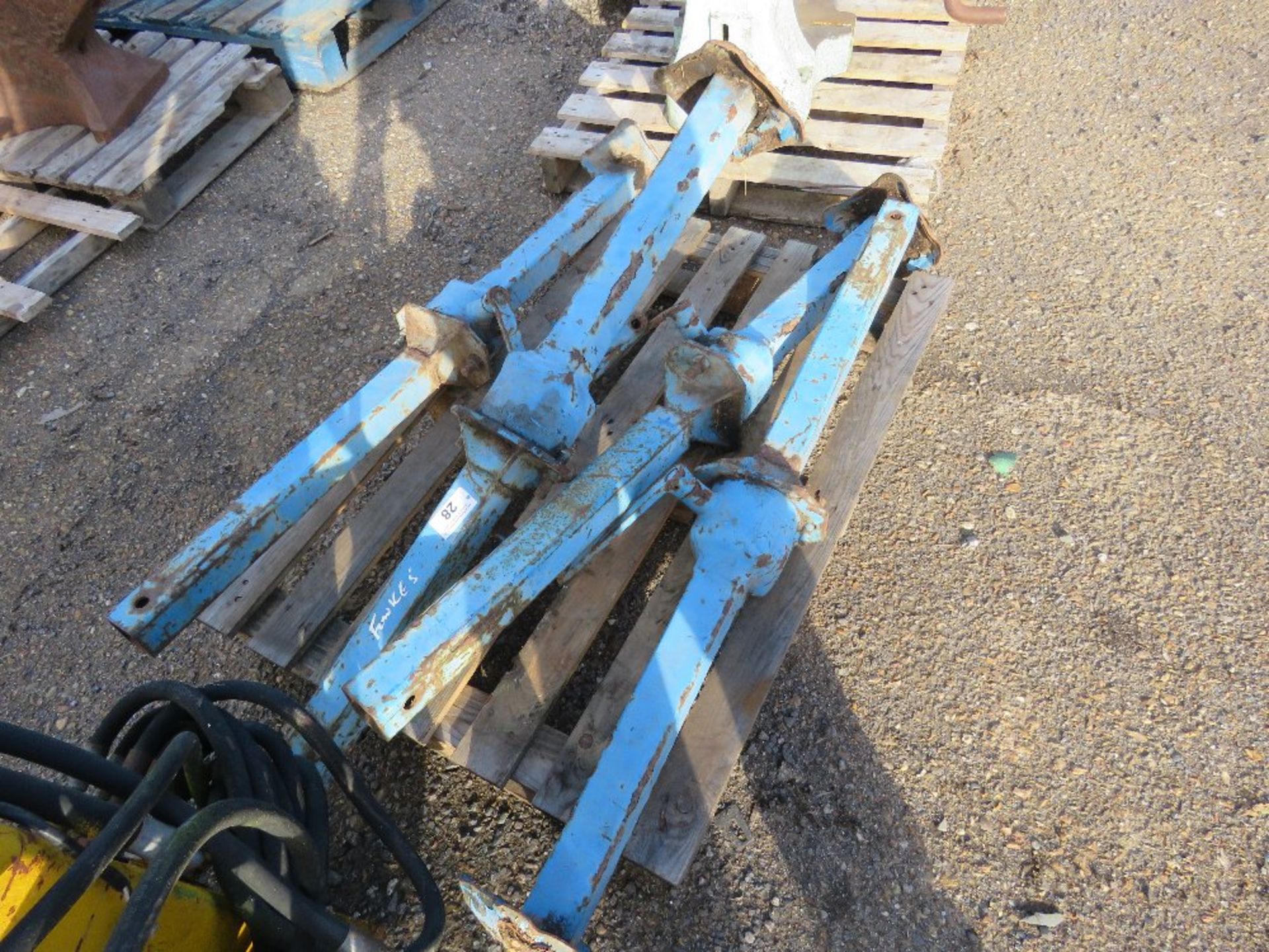 4 X ADJUSTABLE SUPPORT LEGS, 4FT CLOSED LENGTH APPROX. THIS LOT IS SOLD UNDER THE AUCTIONEERS MA - Image 2 of 5