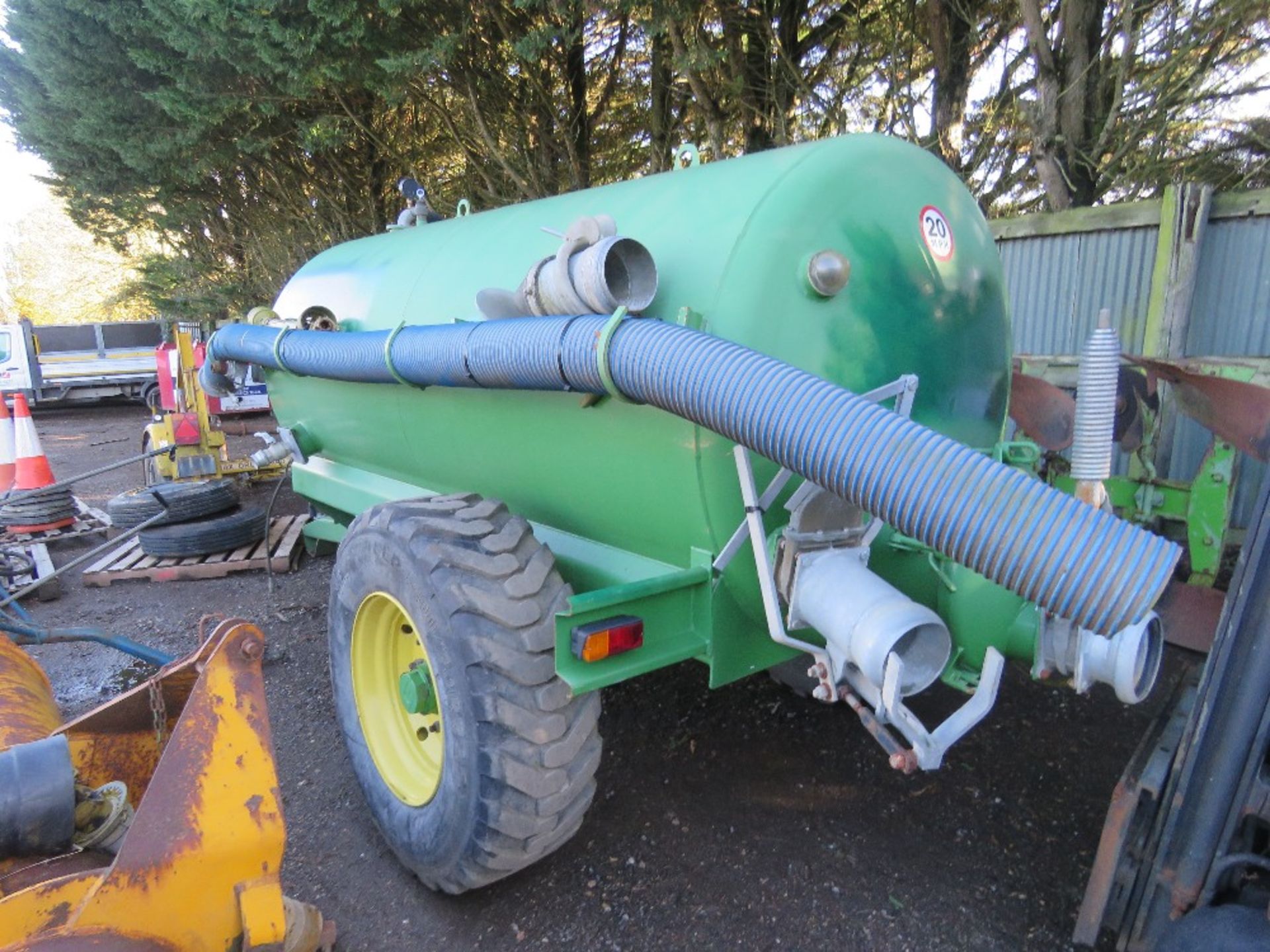 LARGE SIZED SINGLE AXLED SLURRY TANKER WITH PTO DRIVEN PUMP. THIS LOT IS SOLD UNDER THE AUCTIONEE - Image 2 of 8