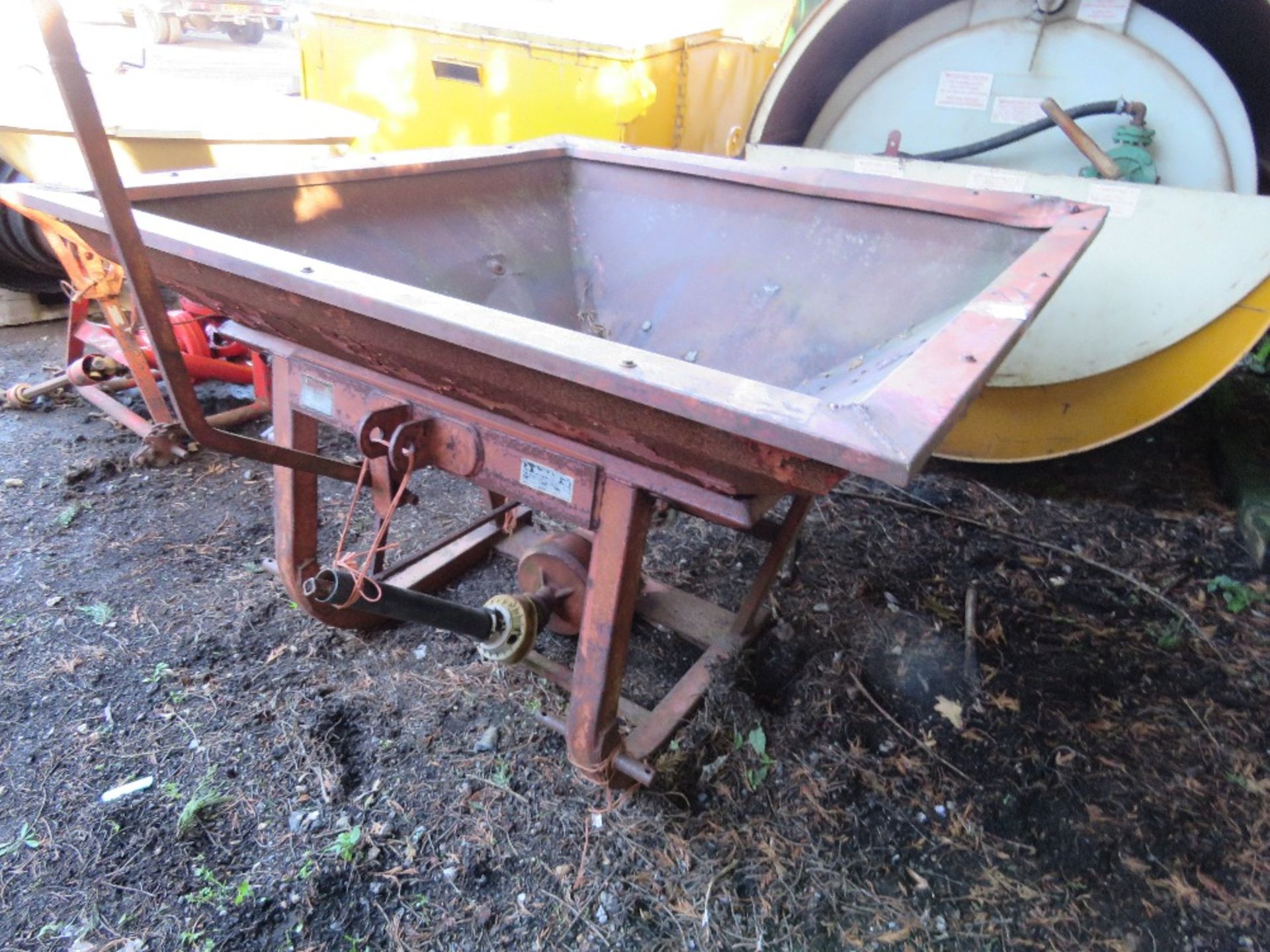 TRACTOR MOUNTED FERTILISER SPREADER. THIS LOT IS SOLD UNDER THE AUCTIONEERS MARGIN SCHEME, THEREF