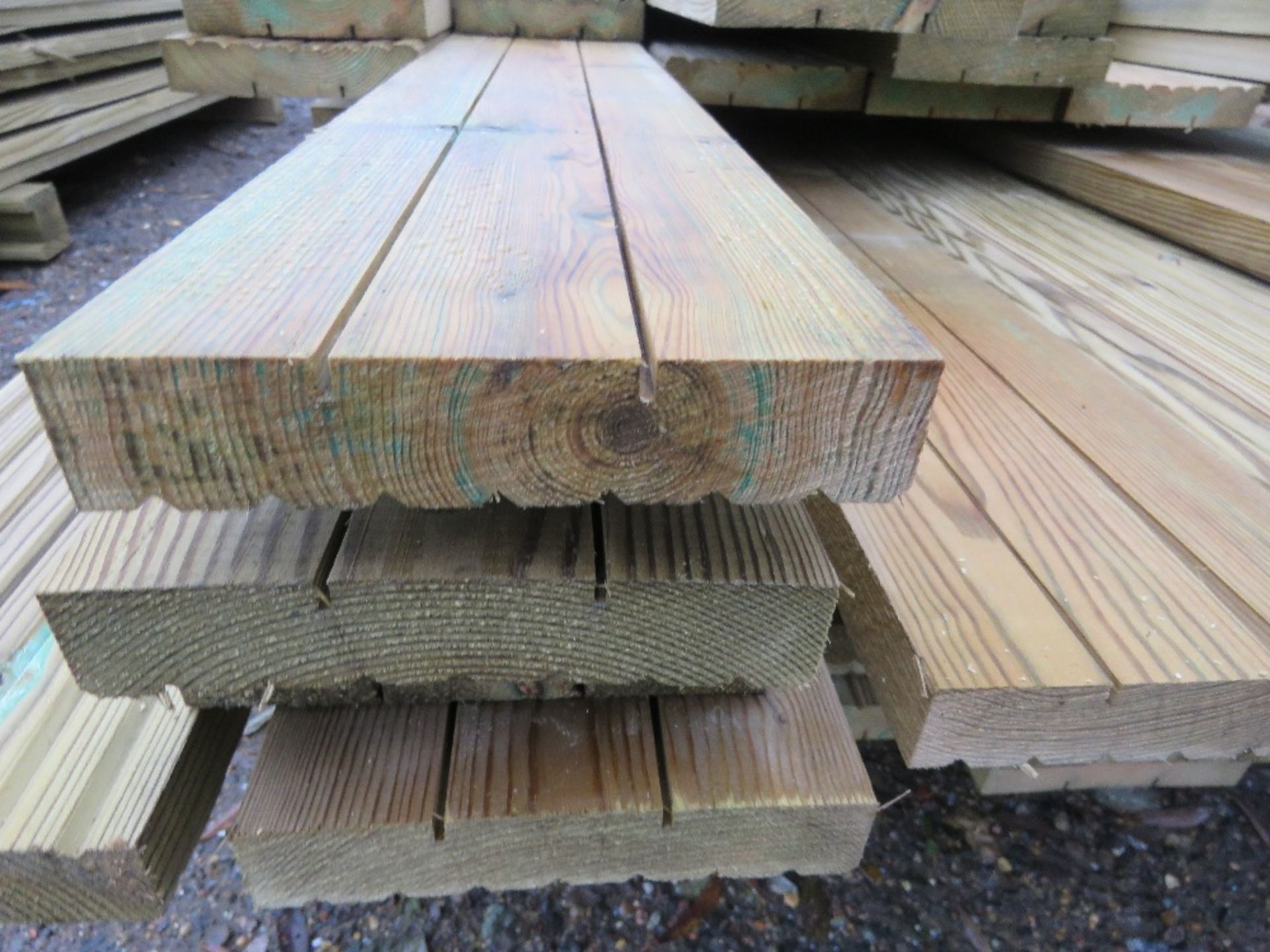 LARGE PACK OF TREATED DECKING BOARDS 3.6M-4.7M LENGTH X 150MM X 30MM APPROX. - Image 4 of 4
