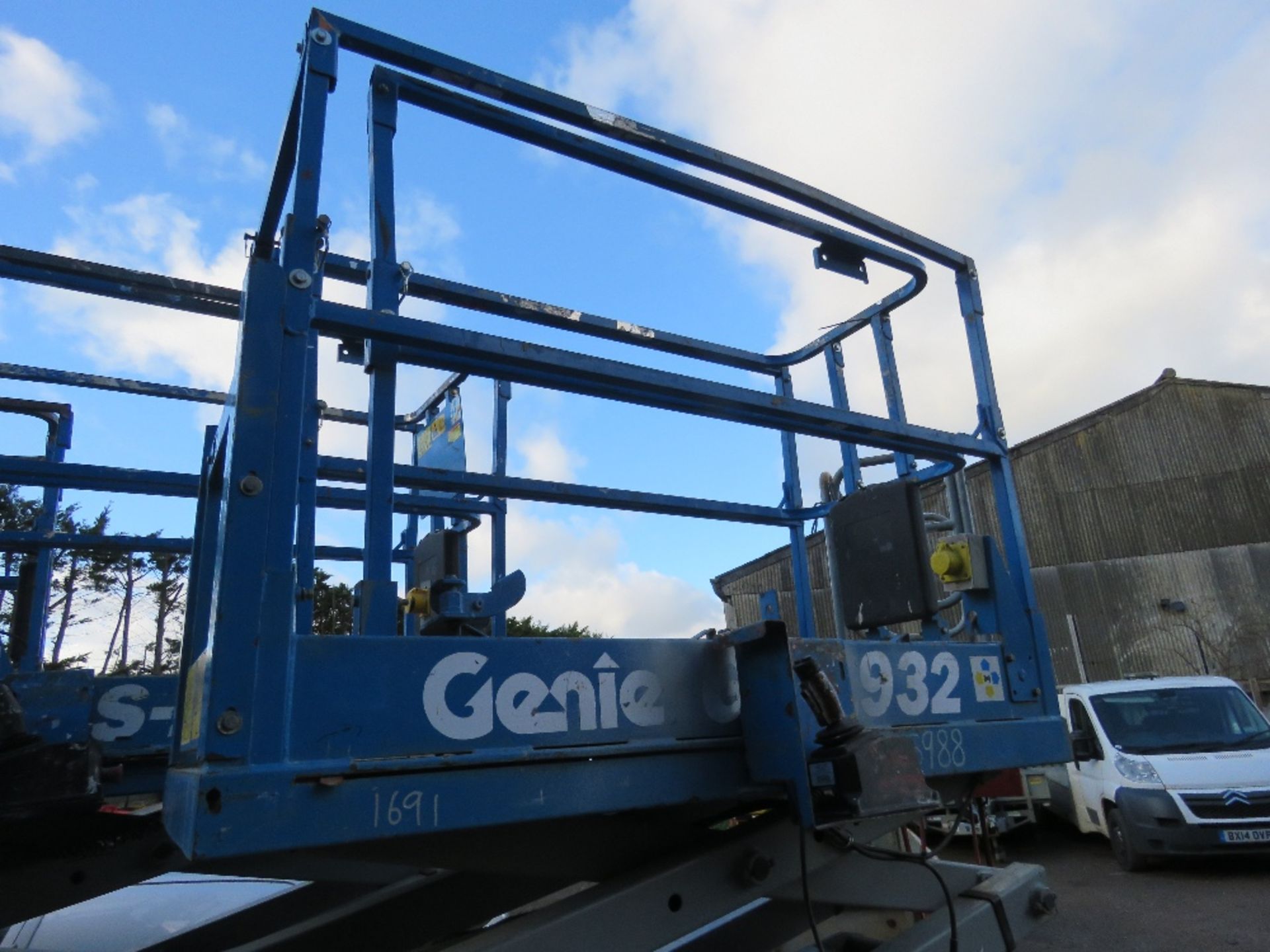 GENIE GS1932 SCISSOR LIFT ACCESS UNIT. YEAR 2008 BUILD. SN:GS3008C-988. WHEN TESTED WAS SEEN TO DRI - Image 4 of 10