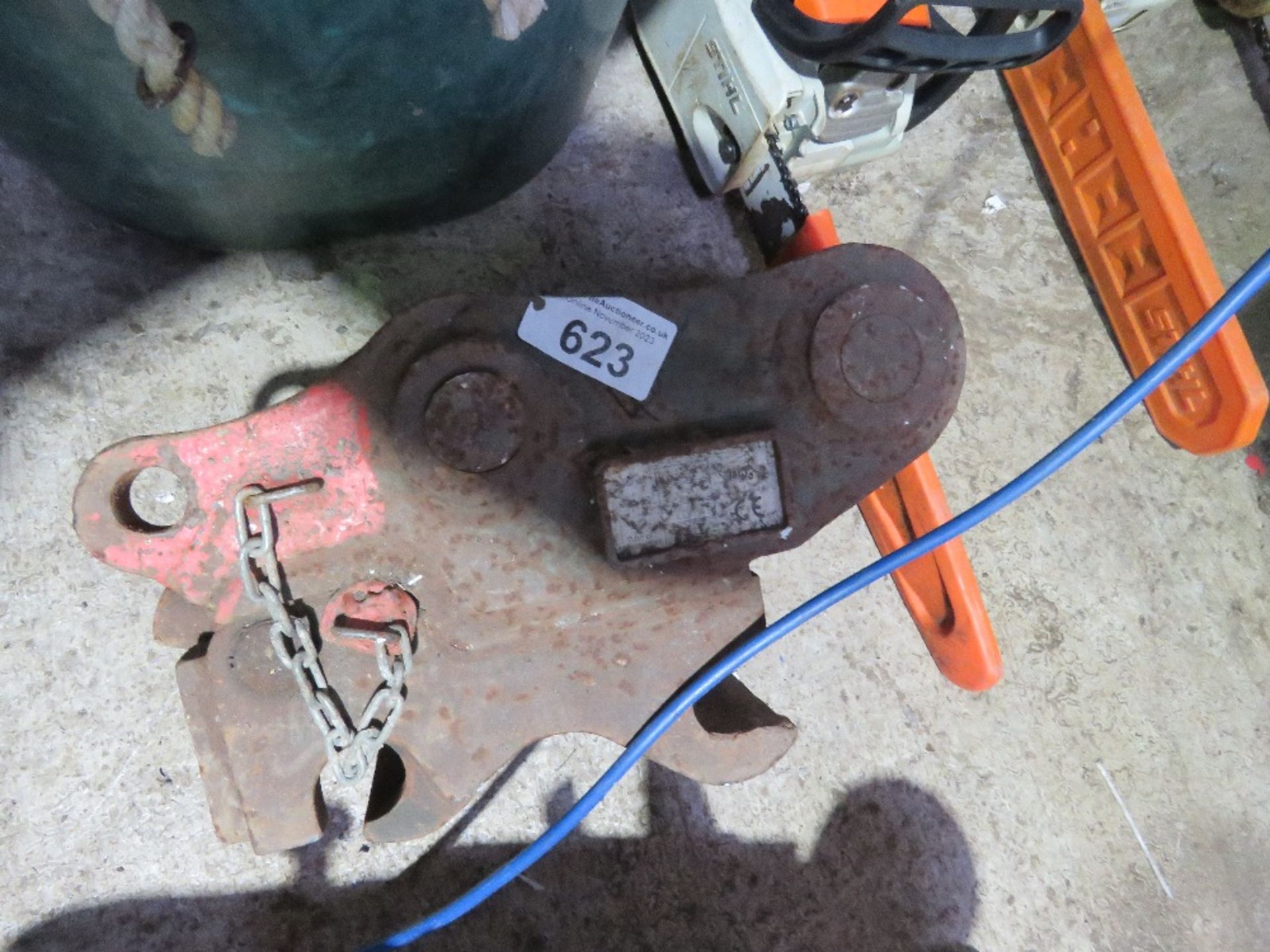 MANUAL QUICK HITCH FOR EXCAVATOR ON 40MM PINS. THIS LOT IS SOLD UNDER THE AUCTIONEERS MARGIN SCH