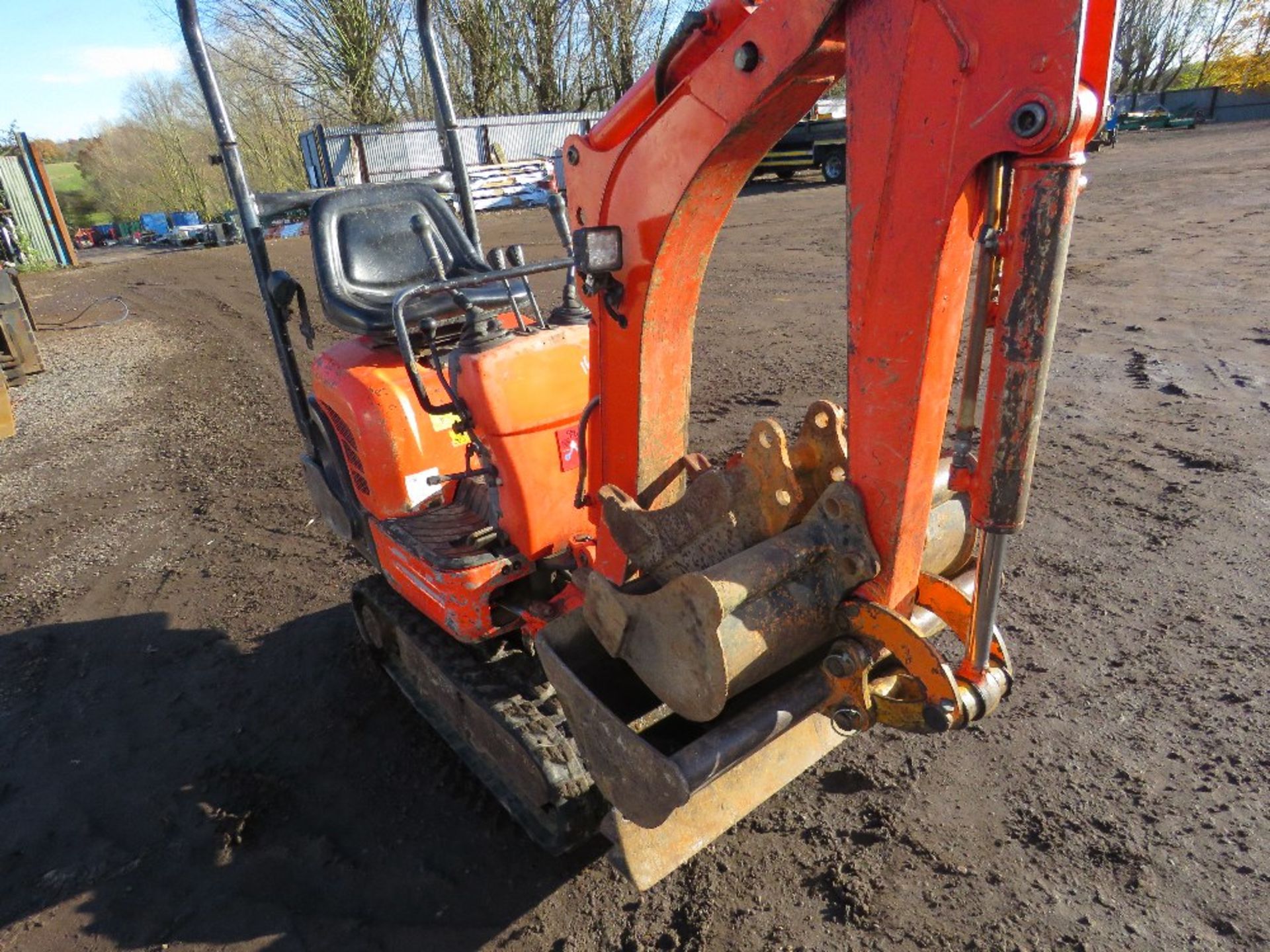 KUBOTA K008-3 MICRO EXCAVATOR WITH 3NO BUCKETS. SN:17804 year 2006 approx. 3703 rec hrs. DIRECT F - Image 3 of 9