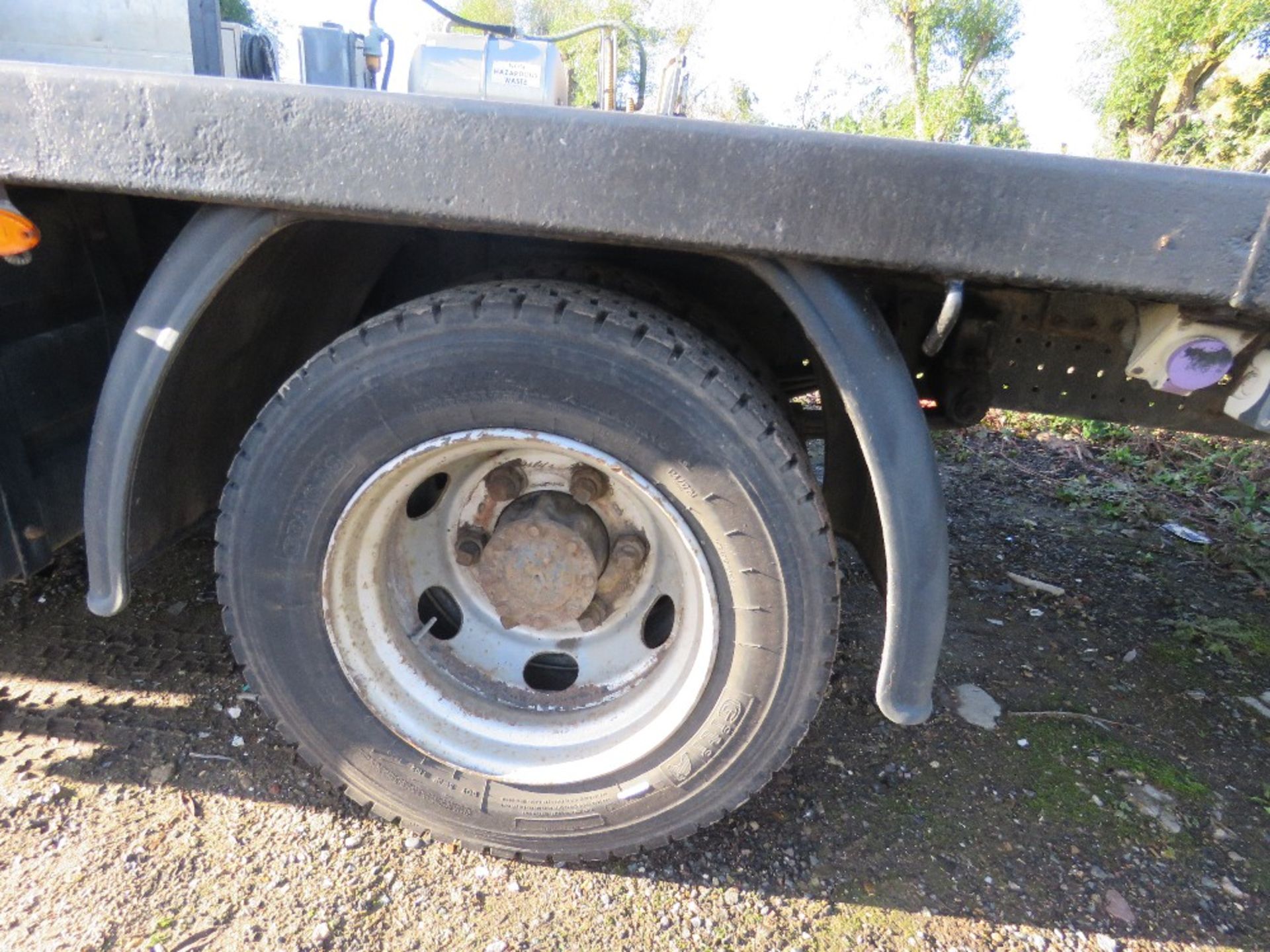 MITSUBISHI FUSO AUTOMATIC BEAVERTAIL PLANT LORRY REG: AY64 LSD. FIRST REGISTERED 25/09/14. WITH FUL - Image 6 of 12