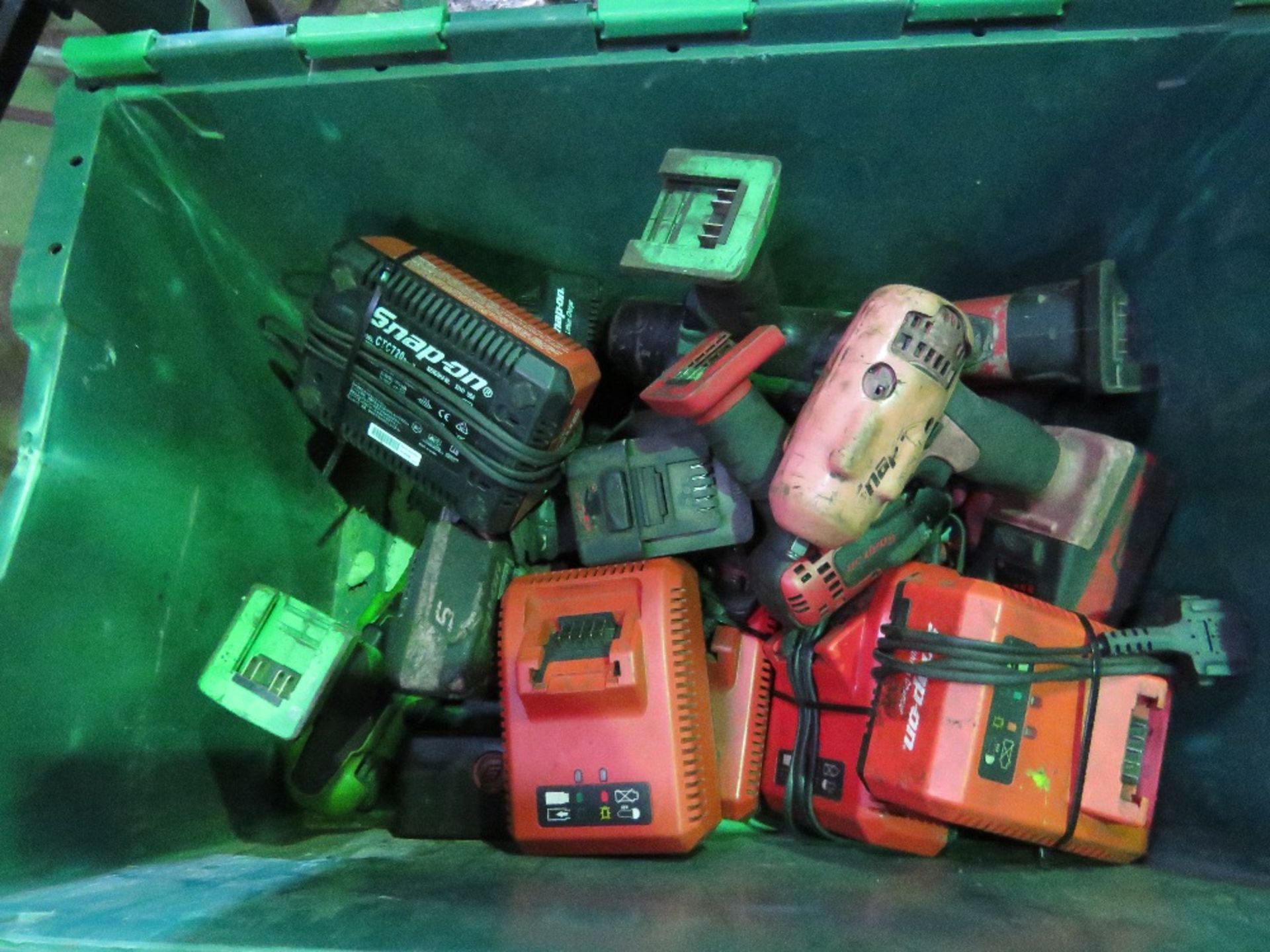 BOX OF ASSORTED BATTERY DRIVERS, INCLUDING SNAPON TYPE.OWNER RETIRING. THIS LOT IS SOLD UNDER THE
