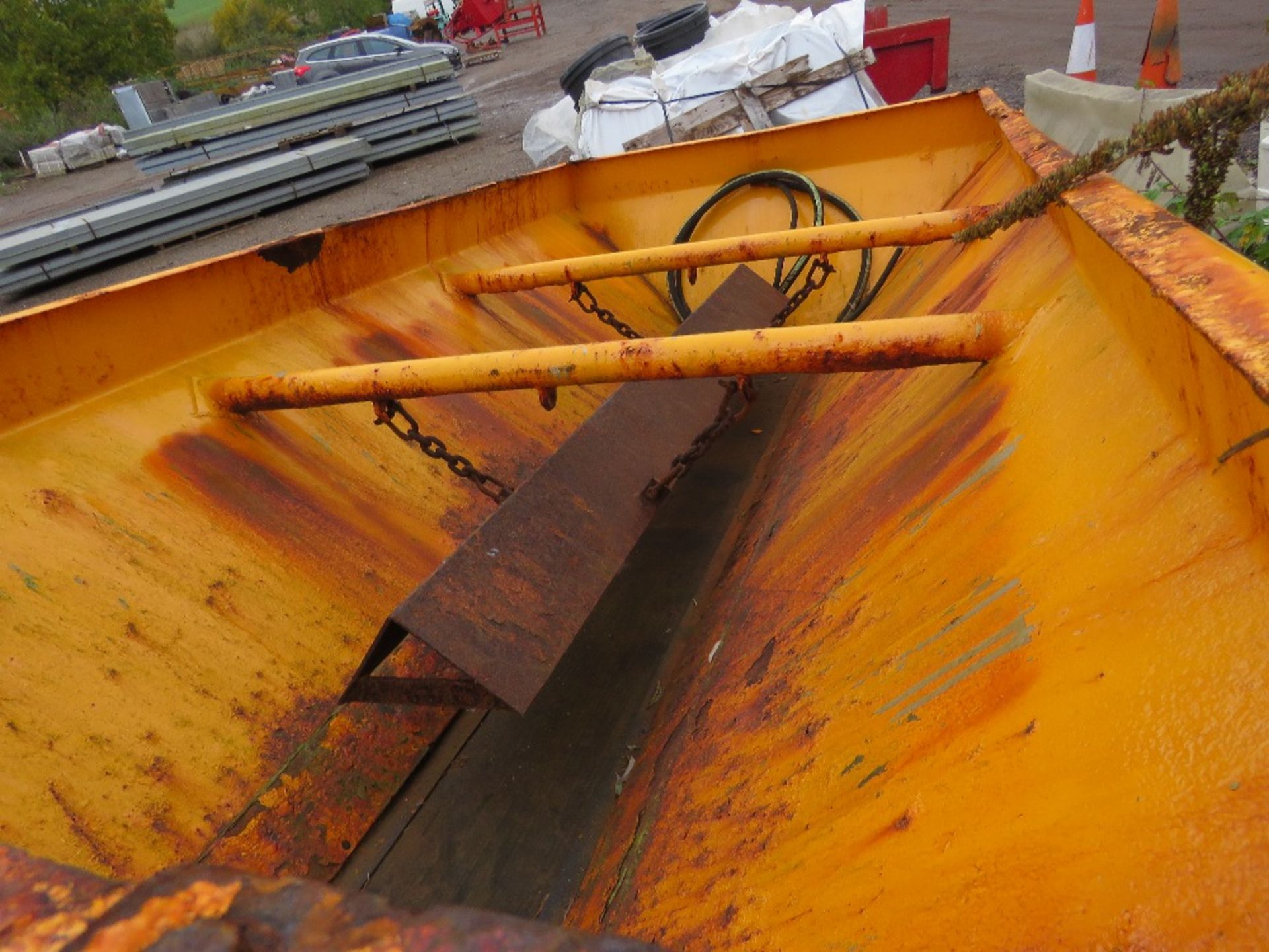GRITTER BODY ON HL5 FRAME, 10FT LENGTH APPROX. SUITABLE FOR 7.5 TONNE HOOK LOADER LORRY. - Image 6 of 6