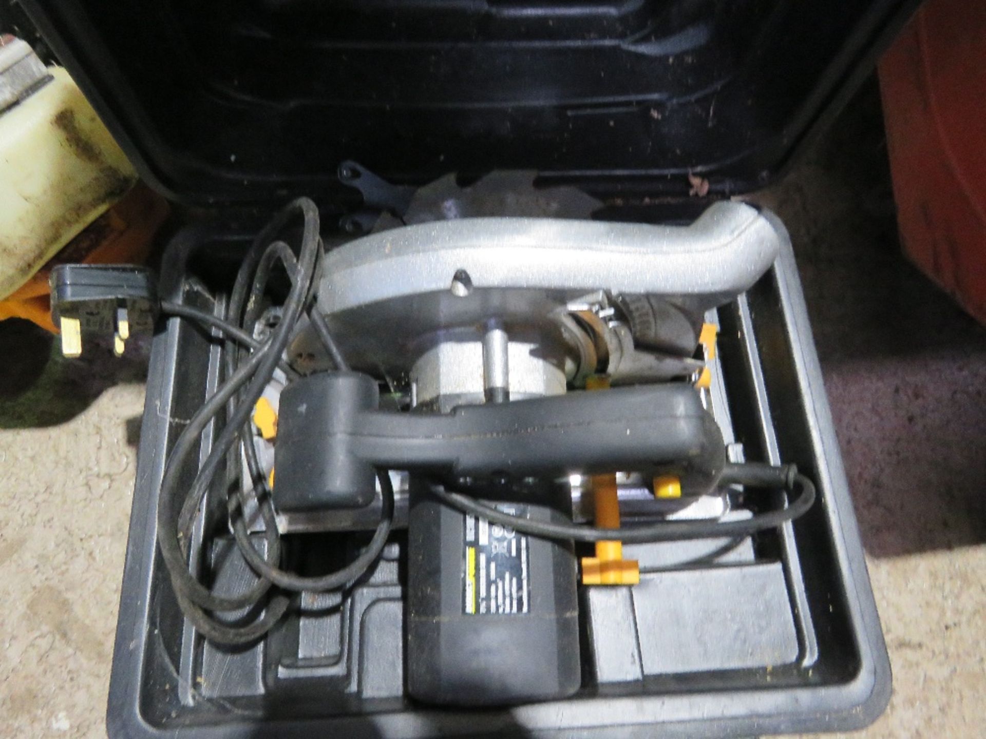 BATTERY SAW SET PLUS 2 X 240V SAWS. THIS LOT IS SOLD UNDER THE AUCTIONEERS MARGIN SCHEME, THEREF - Image 4 of 8
