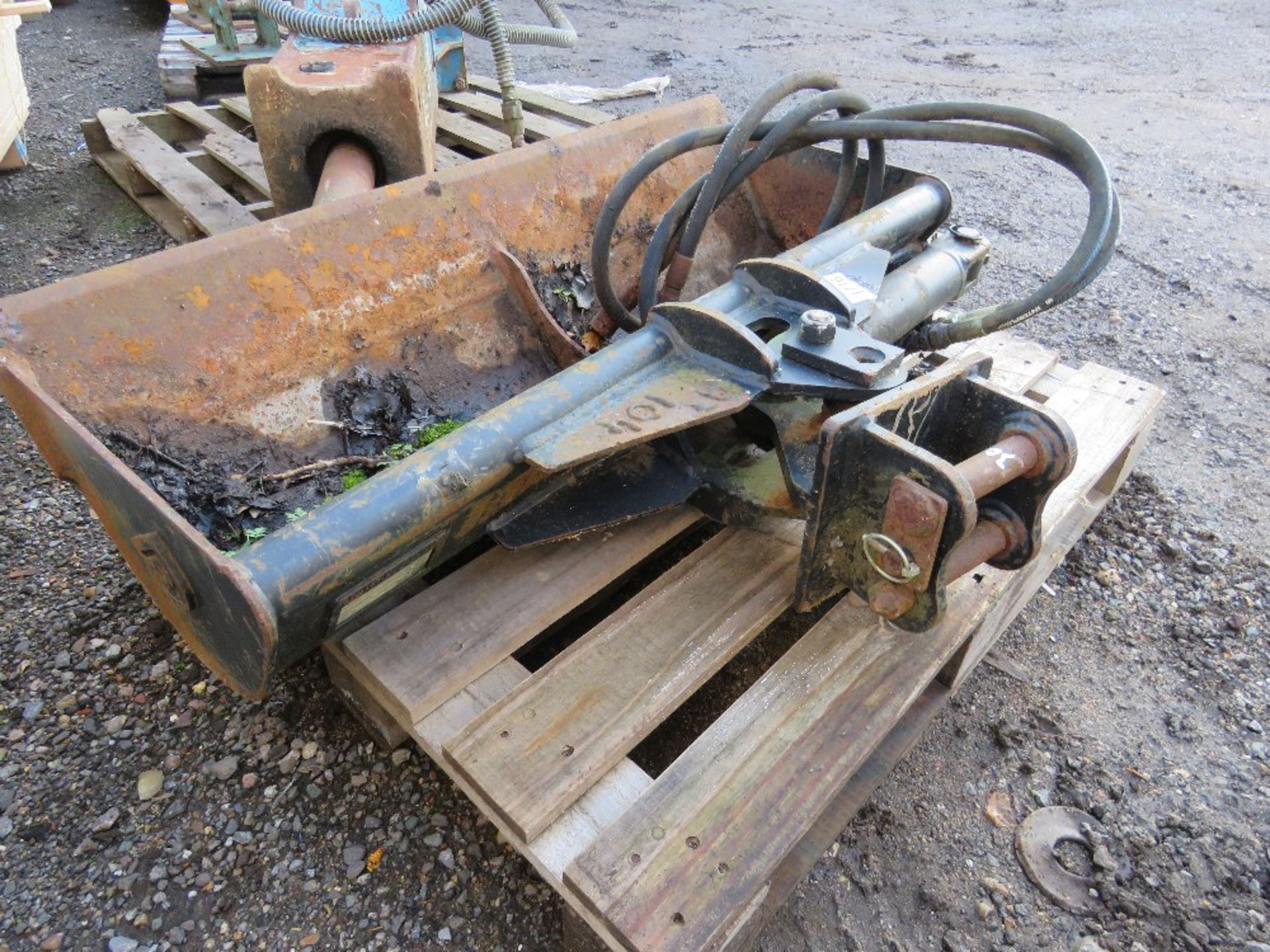 HYDRAULIC ANGLE ADJUSTMENT EXCAVATOR GRADING BUCKET ON 30MM PINS. PN:AT104 . DIRECT FROM LOCAL COMP