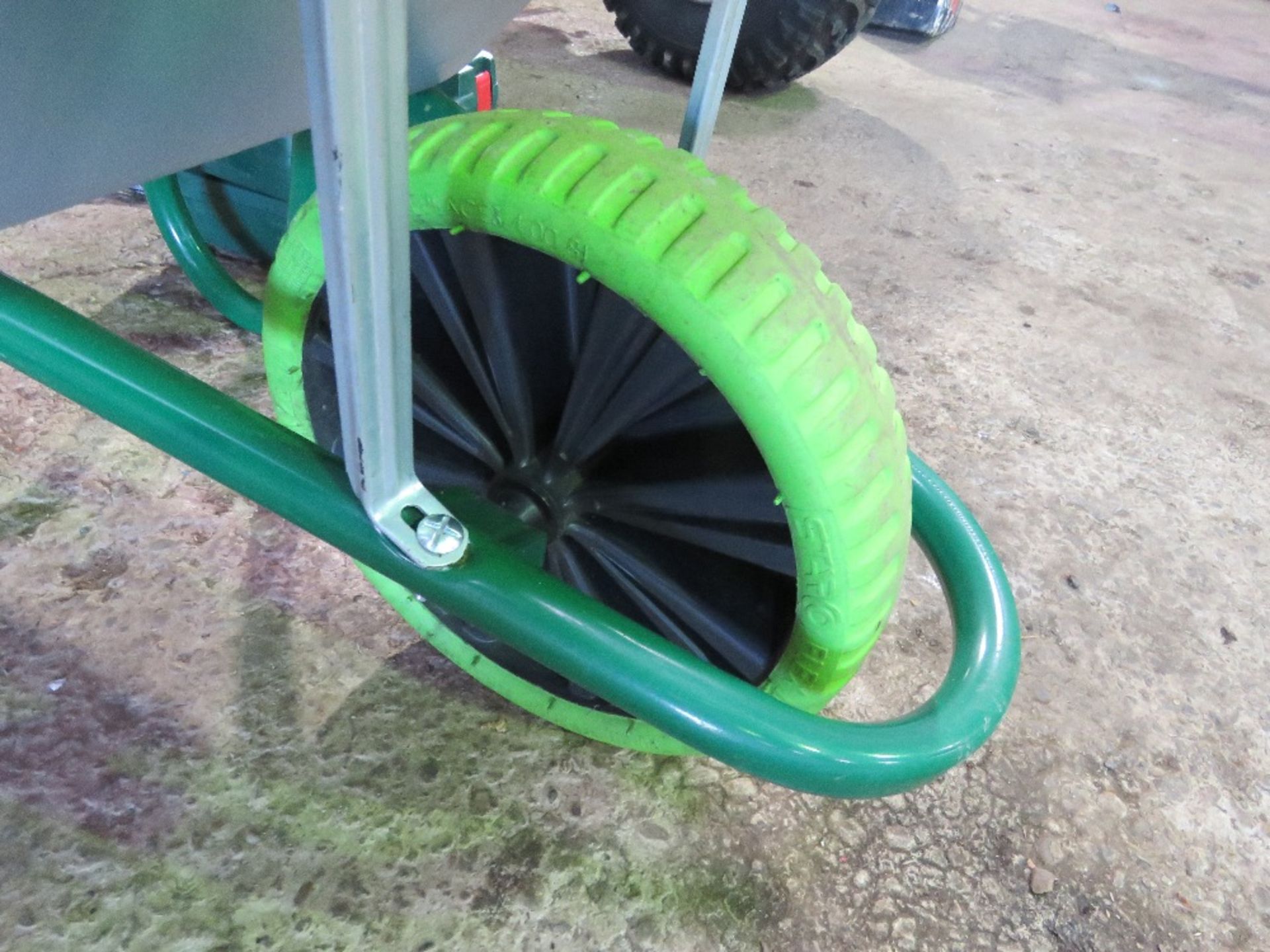 HEAVY DUTY WHEEL BARROW. THIS LOT IS SOLD UNDER THE AUCTIONEERS MARGIN SCHEME, THEREFORE NO VAT - Image 2 of 3