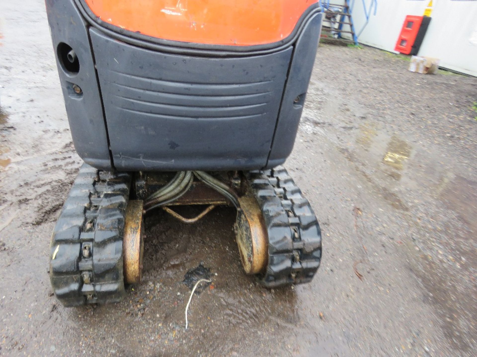 KUBOTA U10-3 MICRO EXCAVATOR YEAR 2014 WITH 3NO BUCKETS. SN:JKUU0103C01H23181 2577 REC HOURS. DIR - Image 7 of 10