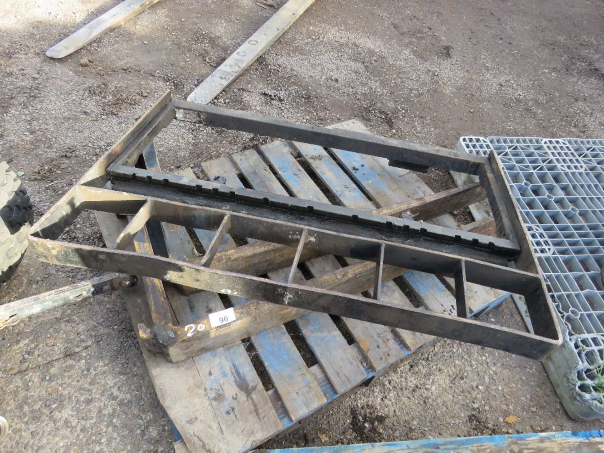 FORKLIFT BACKPLATE WITH FORKS, 20" CARRIAGE.