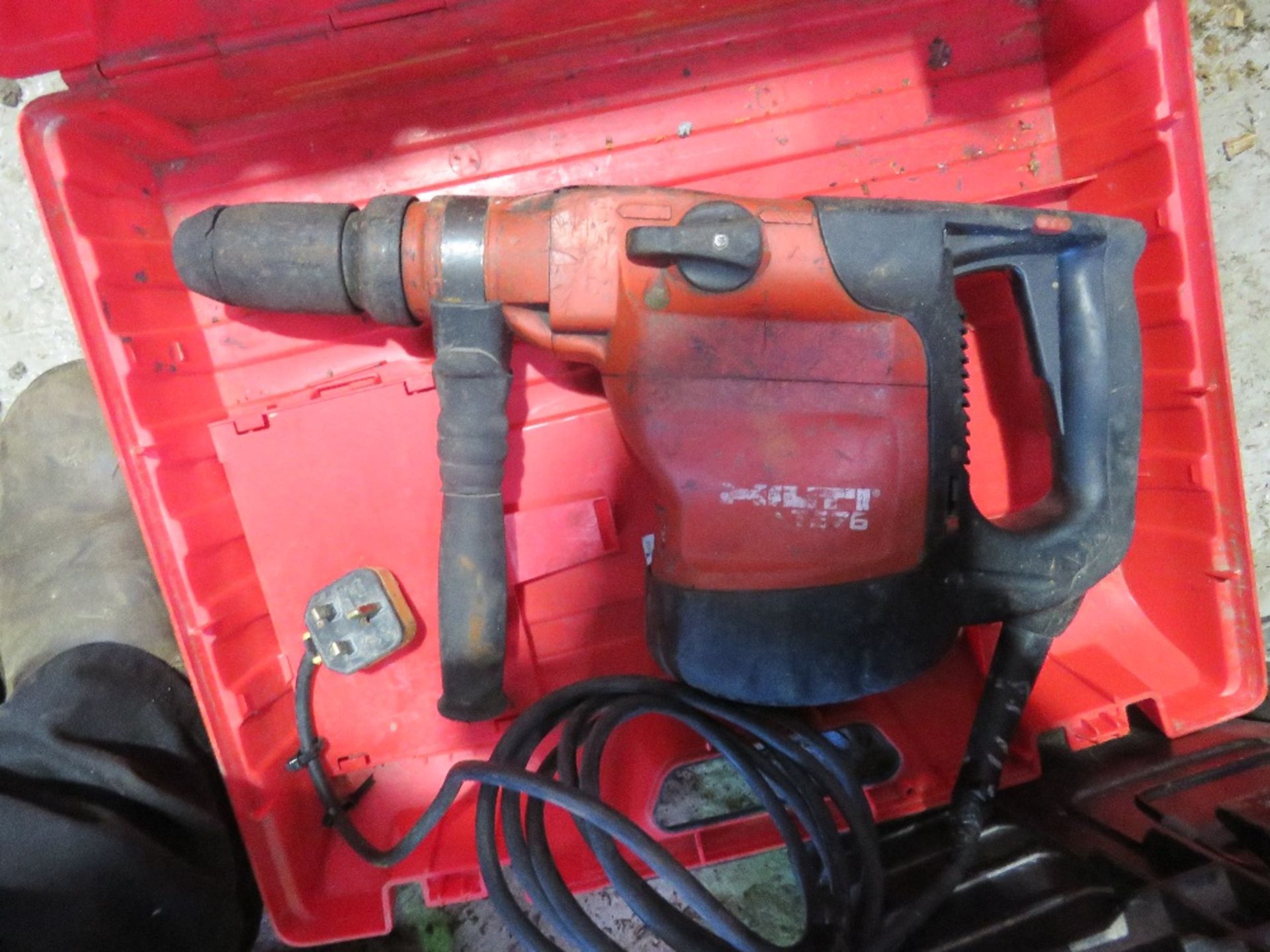 HILTI TE76 BREAKER DRILL 240V POWERED. - Image 2 of 3