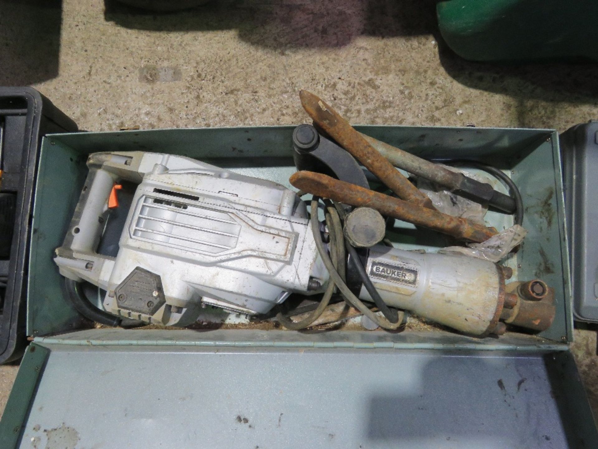 HEAVY DUTY BREAKER DRILL IN A BOX, INCLUDING POINTS, 240V POWERED. THIS LOT IS SOLD UNDER THE AU