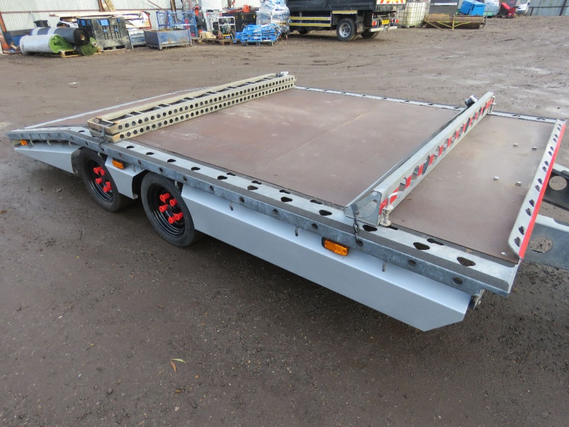 PLOWMAN PCT41 TWIN AXLED BEAVERTAIL TRAILER. 13FT X 7FT BED APPROX WITH RAMPS AS SHOWN. 3OOOKG RATED - Image 3 of 8