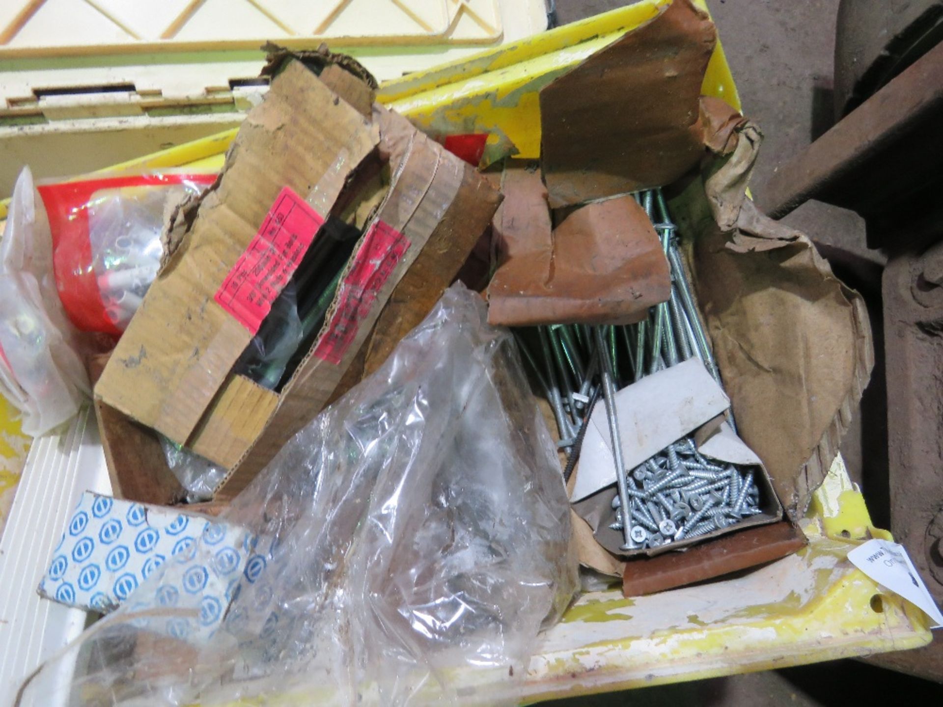 BOX OF FIXINGS AND SUNDRIES. THIS LOT IS SOLD UNDER THE AUCTIONEERS MARGIN SCHEME, THEREFORE NO V - Image 2 of 5