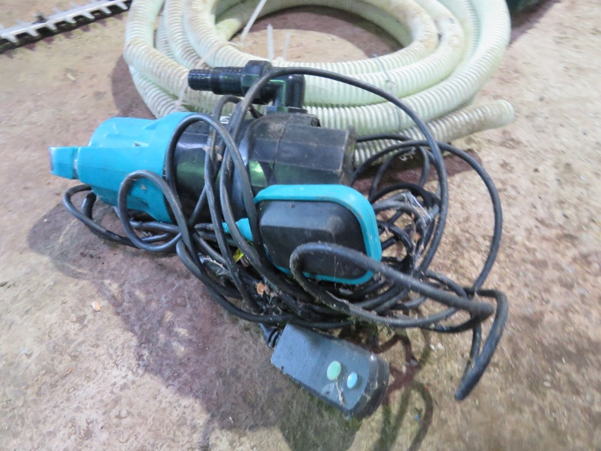SUBMERSIBLE WATER PUMP WITH HOSE. THIS LOT IS SOLD UNDER THE AUCTIONEERS MARGIN SCHEME, THEREFOR - Image 3 of 5