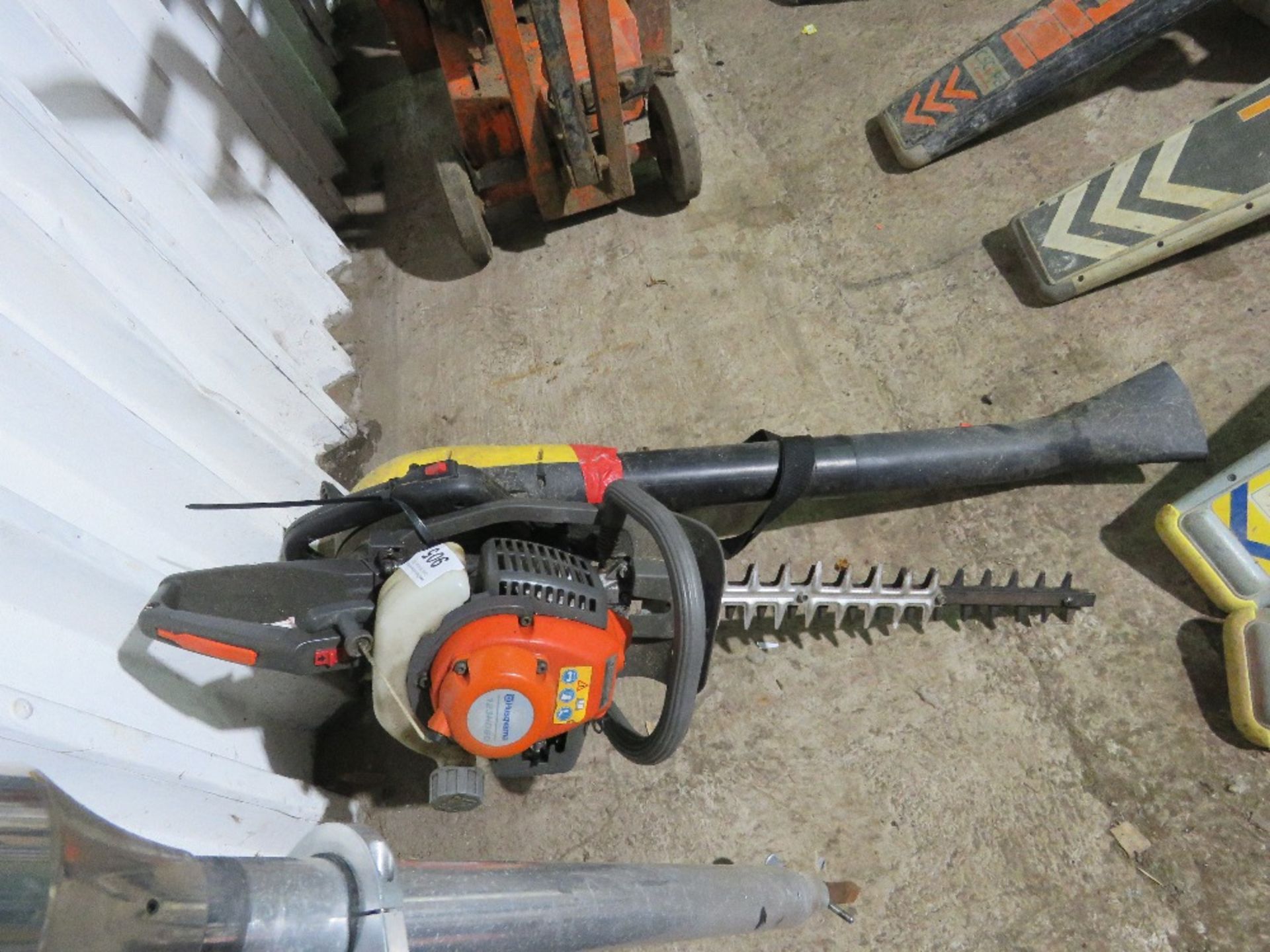 HUSQVARNA HEDGE CUTTER PLUS A HAND HELD BLOWER UNIT. THIS LOT IS SOLD UNDER THE AUCTIONEERS MARGI - Image 2 of 5