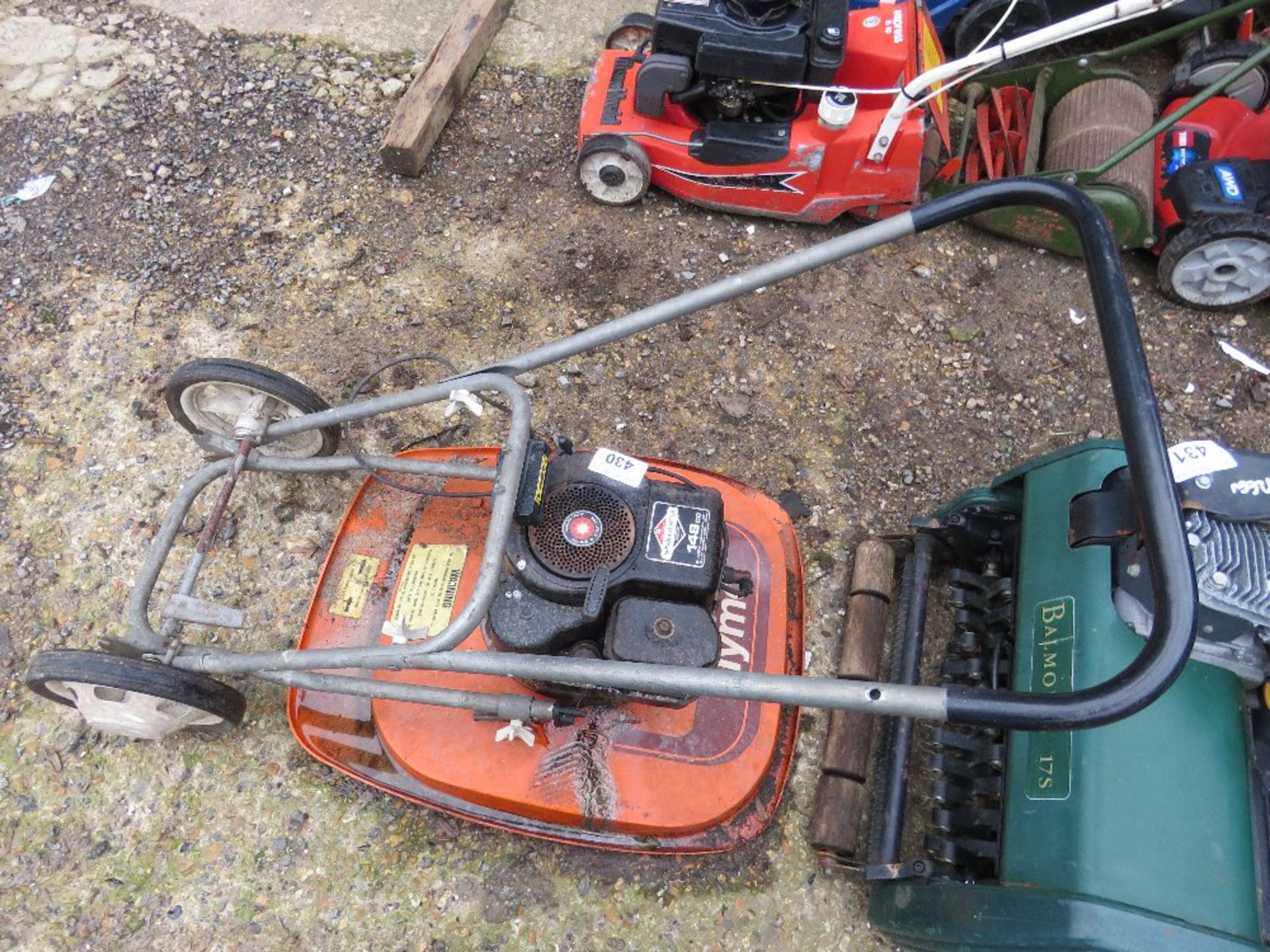 FLYMO HOVER MOWER WITH WHEELS. THIS LOT IS SOLD UNDER THE AUCTIONEERS MARGIN SCHEME, THEREFORE NO - Image 2 of 2