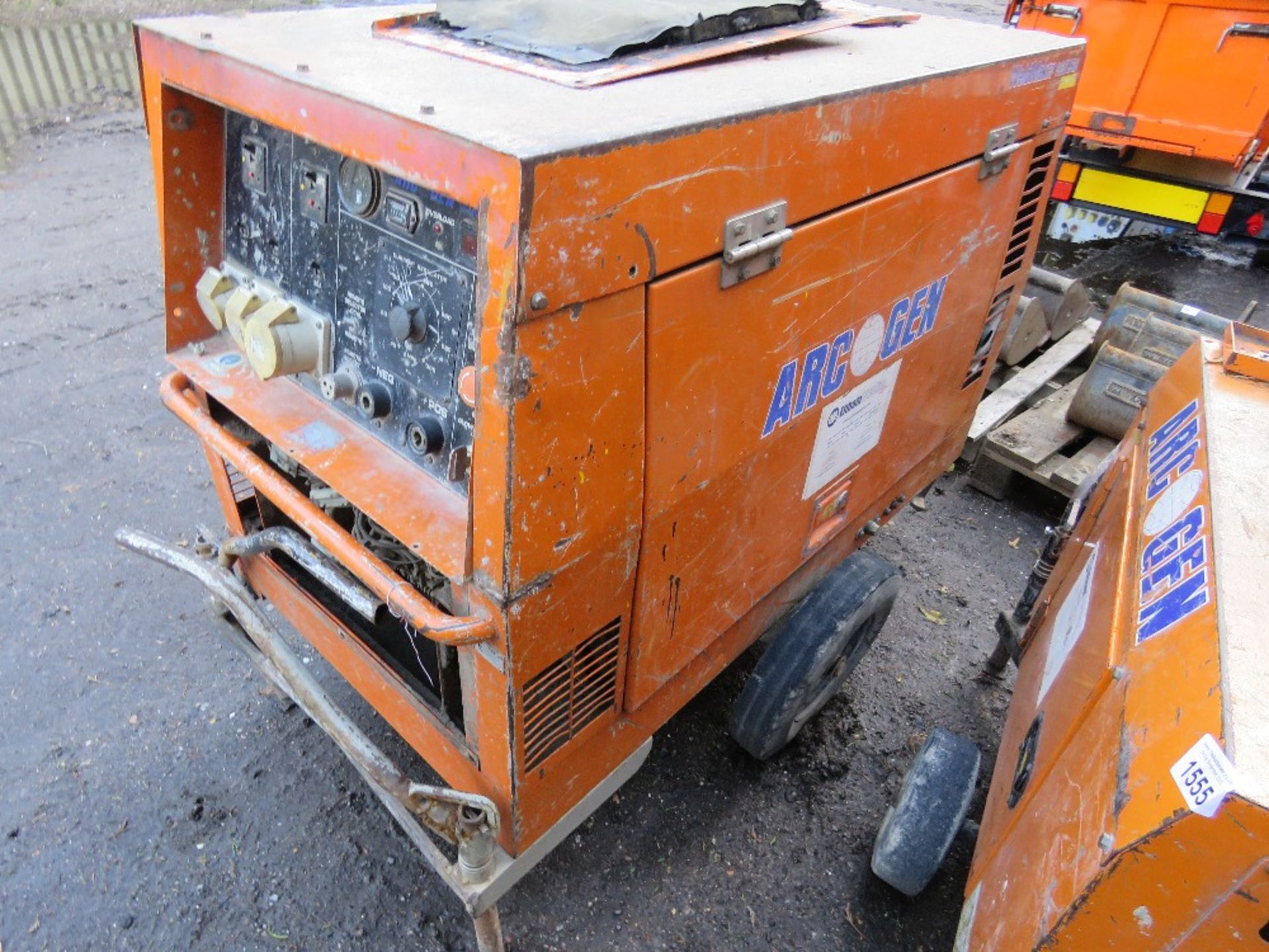 ARCGEN WELDMAKER 300 SSD WELDER GENERATOR. WHEN TESTED WAS SEEN TO RUN AND SHOWED OUTPUT ON 110V, WE - Image 3 of 7