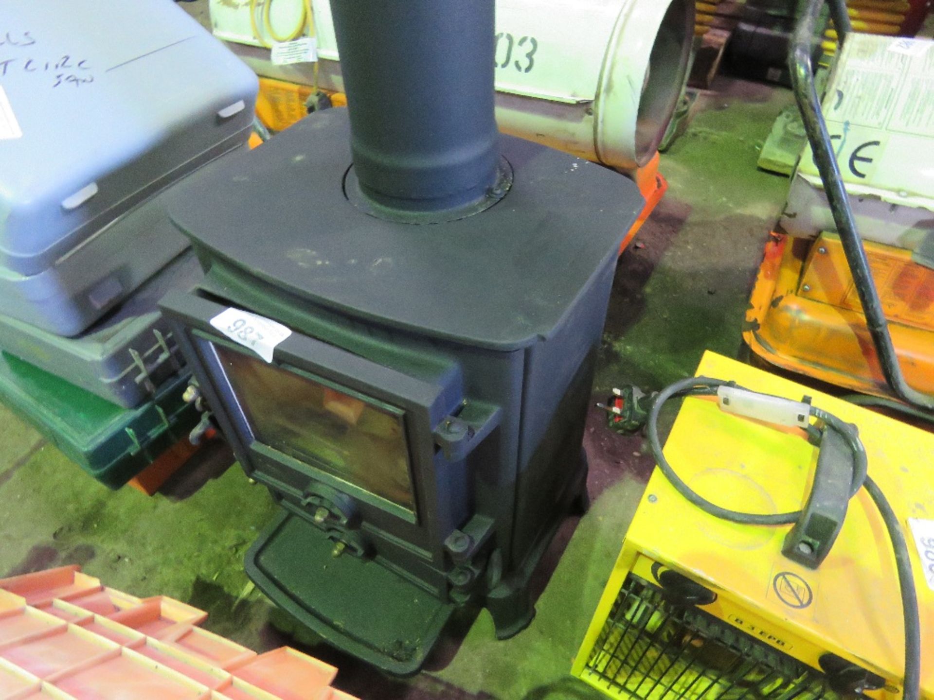 CAST IRON WOOD BURNER / DUAL FUEL STOVE. THIS LOT IS SOLD UNDER THE AUCTIONEERS MARGIN SCHEME, TH - Image 4 of 4