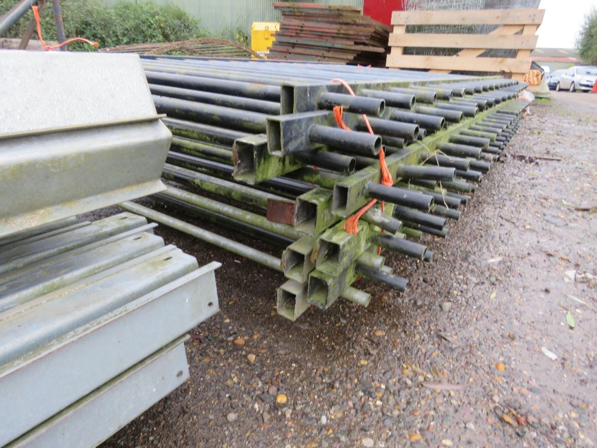 STACK OF HEAVY DUTY FENCING 1.1M - 3M WIDTH APPROX. THIS LOT IS SOLD UNDER THE AUCTIONEERS MARGIN - Image 5 of 5