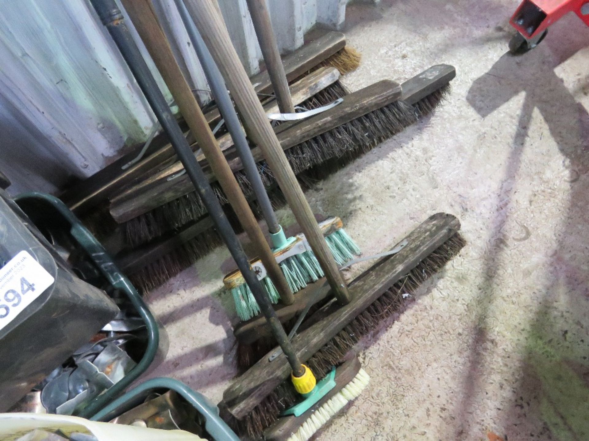 8 X ASSORTED BROOMS. THIS LOT IS SOLD UNDER THE AUCTIONEERS MARGIN SCHEME, THEREFORE NO VAT WILL - Image 5 of 5