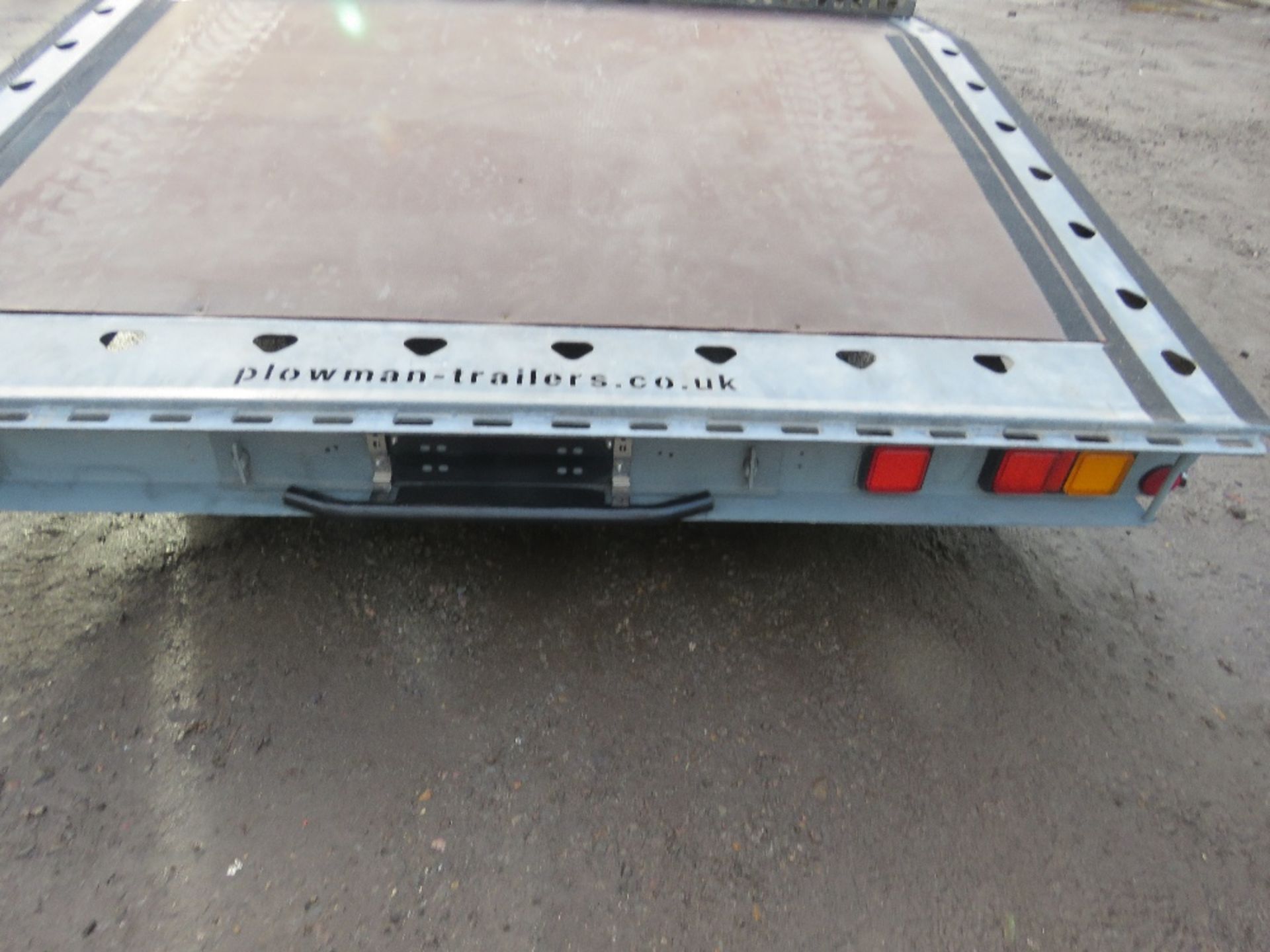PLOWMAN PCT41 TWIN AXLED BEAVERTAIL TRAILER. 13FT X 7FT BED APPROX WITH RAMPS AS SHOWN. 3OOOKG RATED - Image 5 of 8