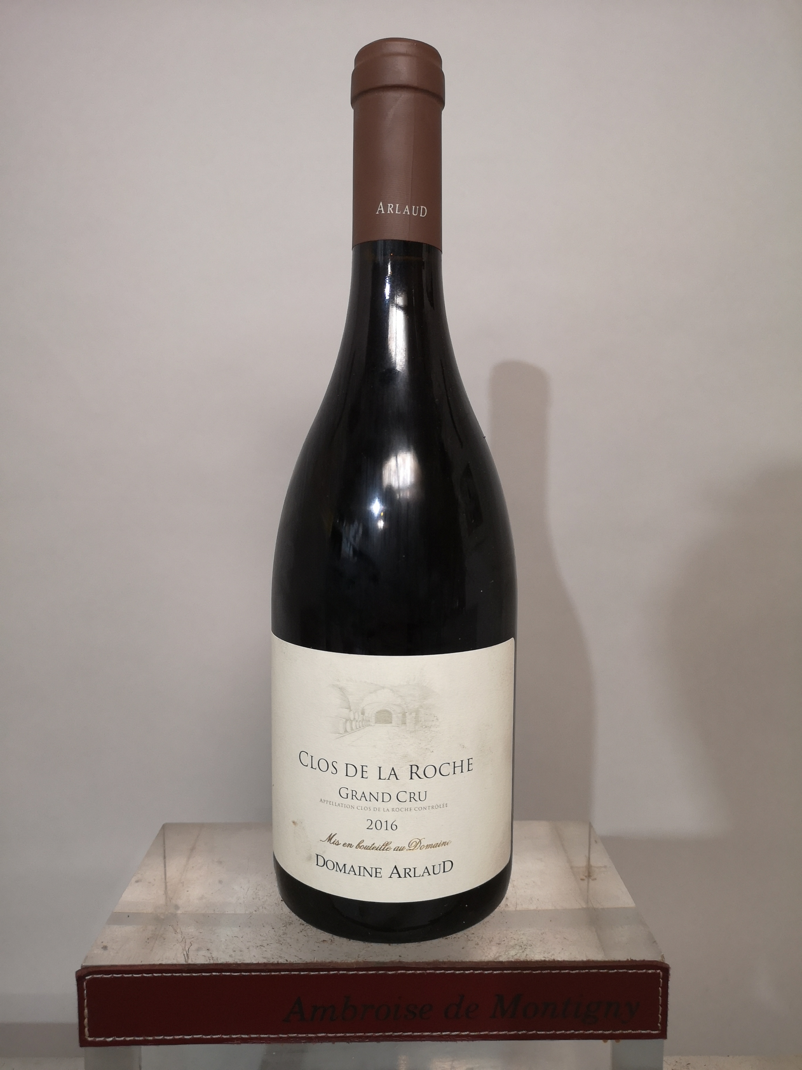 1 bottle CLOS de La ROCHE Grand Cru - Domaine ARLAUD 2016.
 Labels slightly stained.