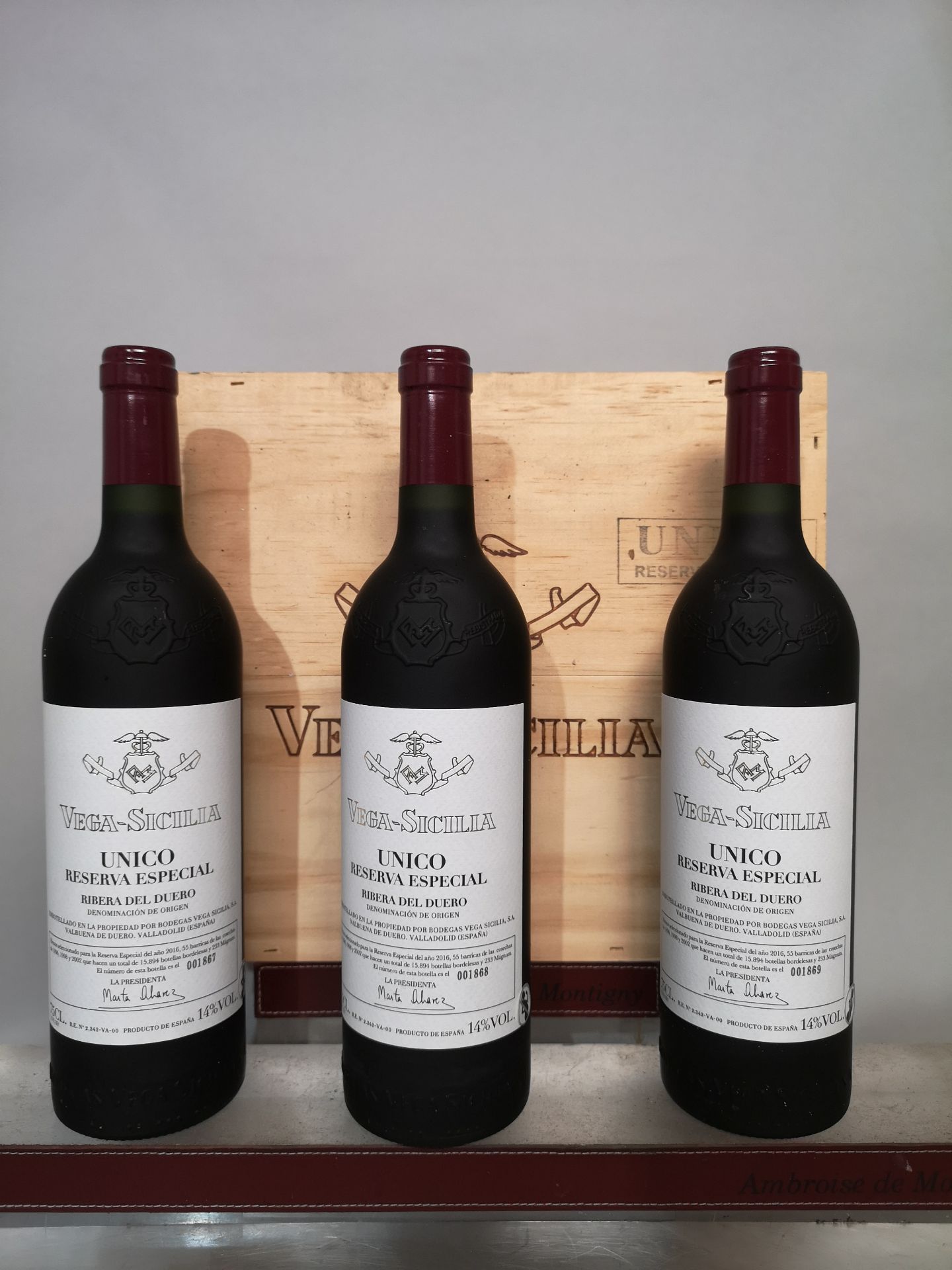 3 bottles VEGA SICILIA UNICO "Reserva Especial 2016" - Rivera del Duero.
 In wooden box.
 Assembly 1