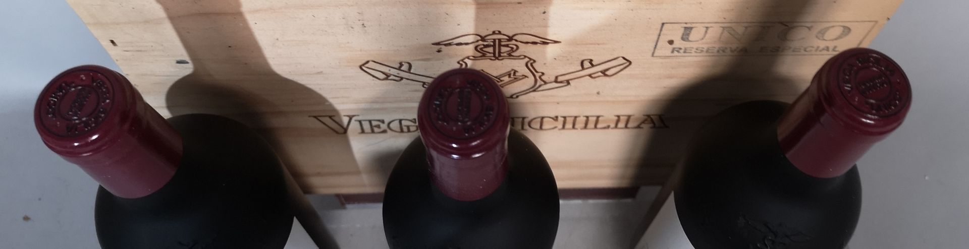 3 bottles VEGA SICILIA UNICO "Reserva Especial 2016" - Rivera del Duero.
 In wooden box.
 Assembly 1 - Bild 2 aus 2