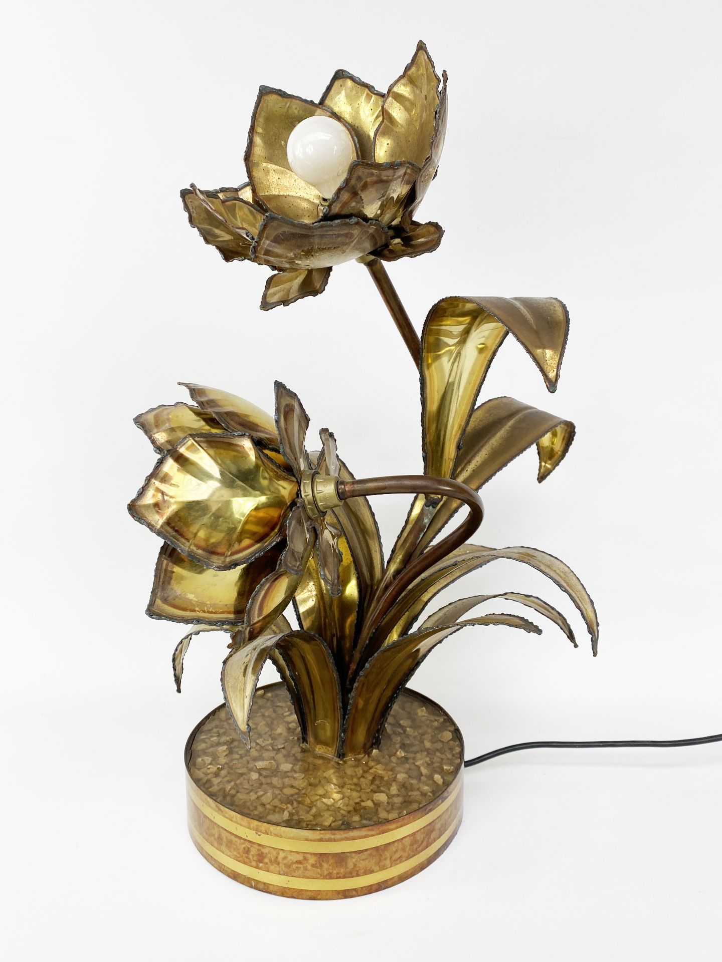 In the taste of the house Jansen (20th century)Table lamp to install in golden brass cut with two li