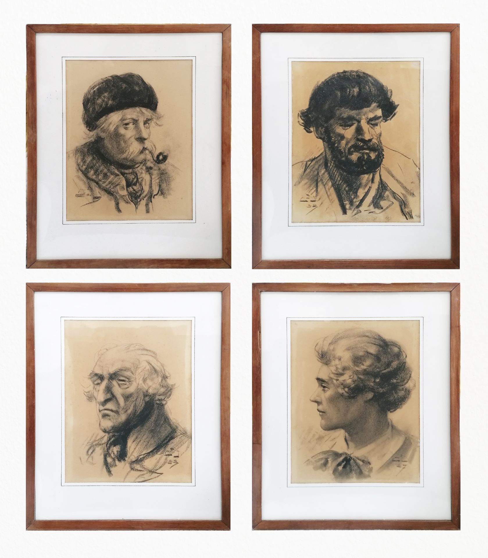 XXth century SchoolSet of 4 charcoal portraits on paper.Sun: 22.5 x 29.8 cm.