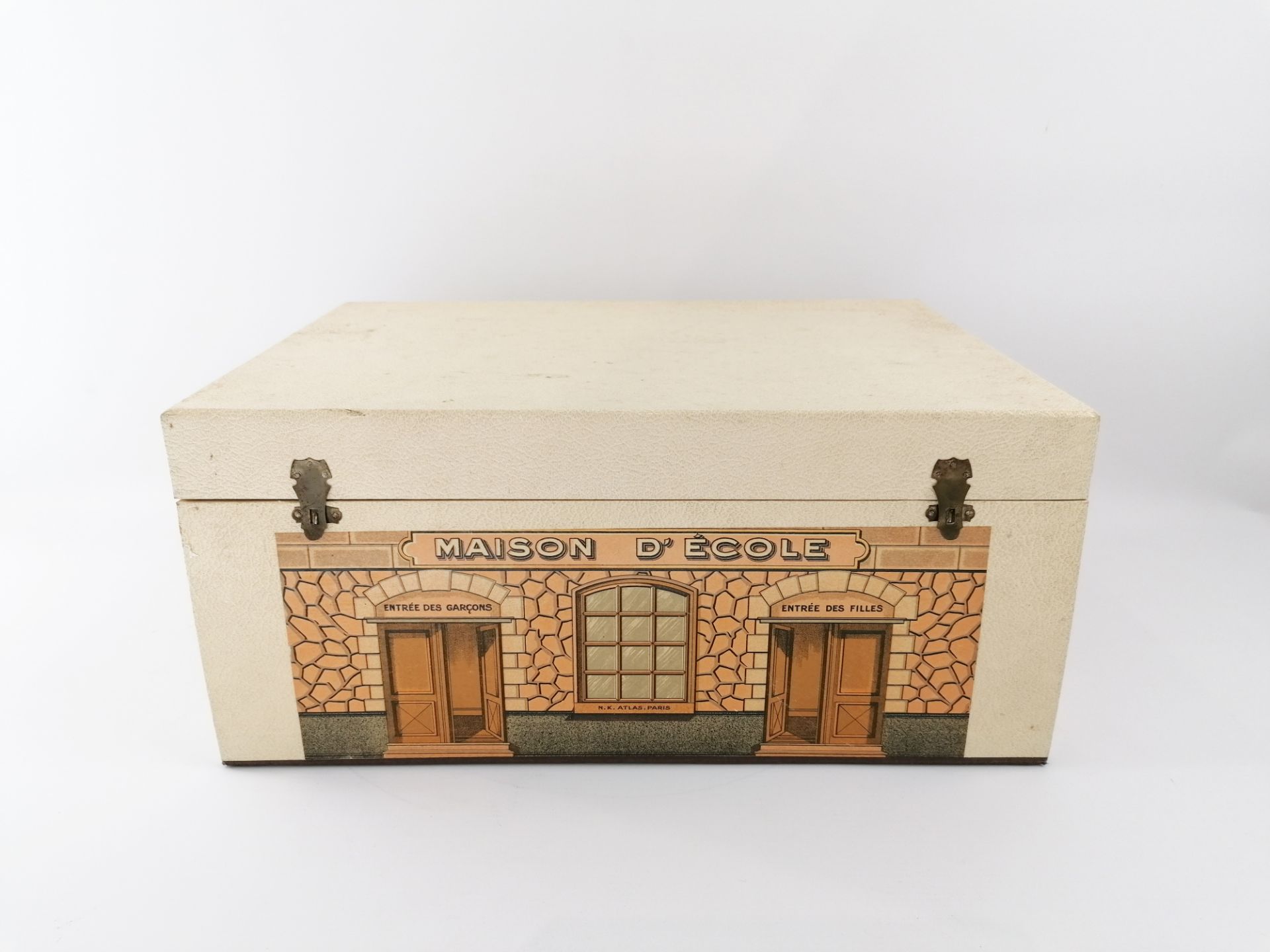 Nicolas & Keller (NK Atlas Paris)The school houseLoarded wooden box discovering a student class with - Bild 2 aus 5