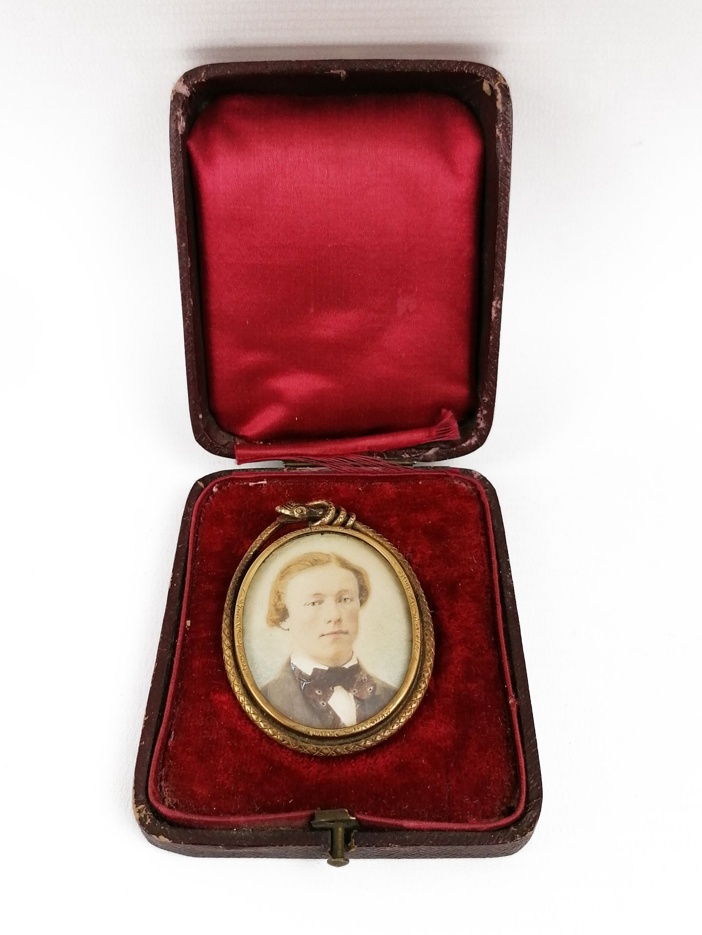 A pearl medallion forming pin, figuring a portrait of aristocrat, the medallion circled with a snake - Image 3 of 3