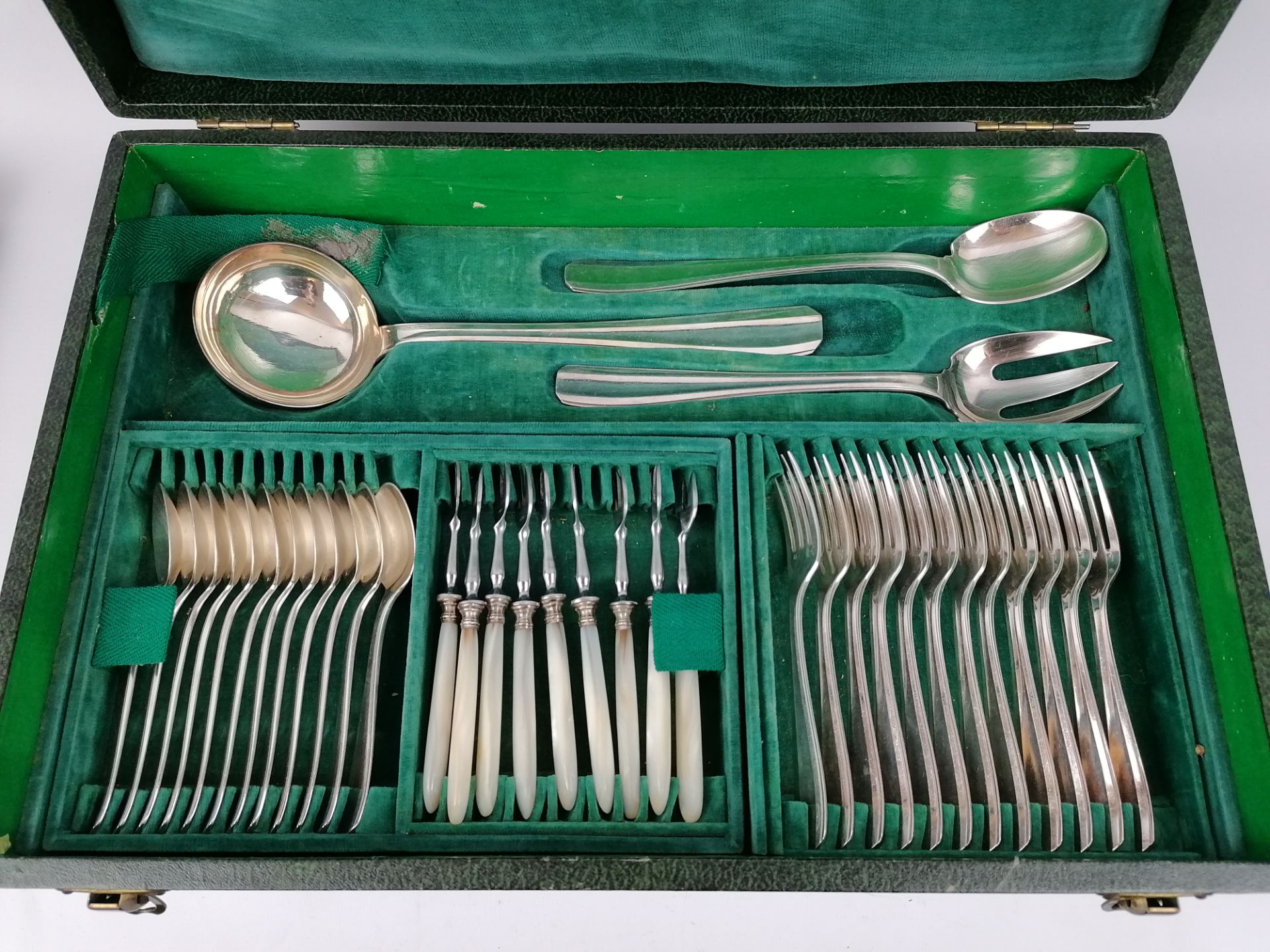 Alfenide,Silver metal housewife, Art Deco model, comprising:- 12 forks- 12 spoons- 6 spoons and 6 de - Image 3 of 3