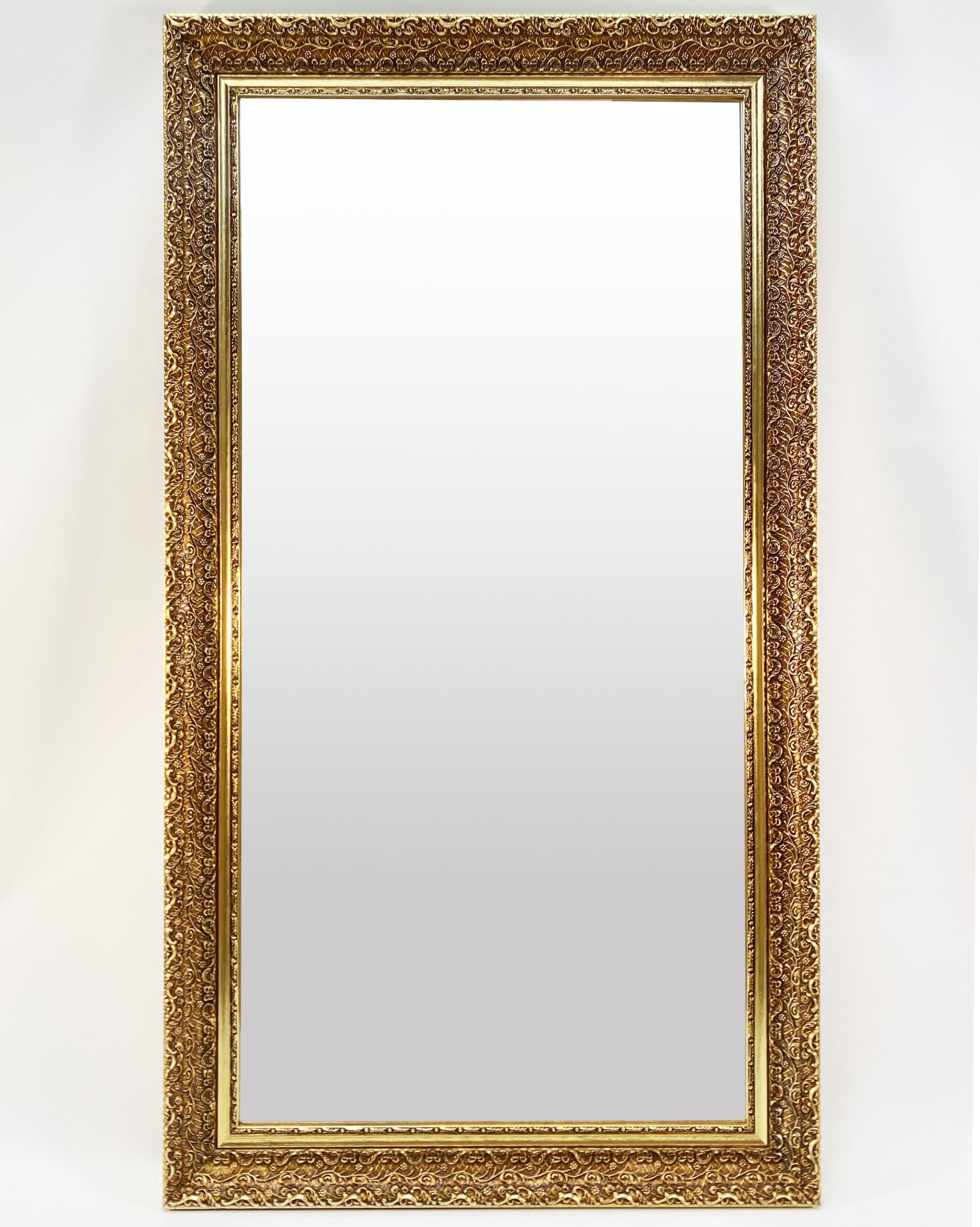 Rectangular and golden rectangular wooden mirror with rips decoration.H .: 134 cmL .: 74 cm