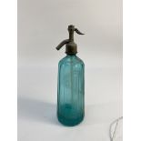 Blue and tin tinted glass siphon, J. Guyot in Paris.H .: 33.3 cm.