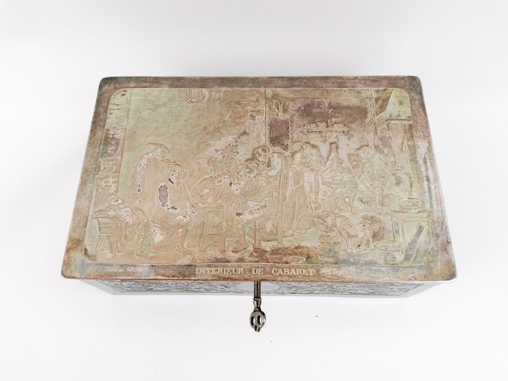 Rectangular silver jewelry chest (min. 800) with a decoration engraved with firm of scrolls and cart - Bild 3 aus 3