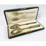 Pair of salad covers with stuffed silver handle (950).The gilded metal service part with a rich