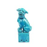 China, 20th centuryFô dog sitting on a cubic base, in blue enameled ceramicH .: 16 cm.